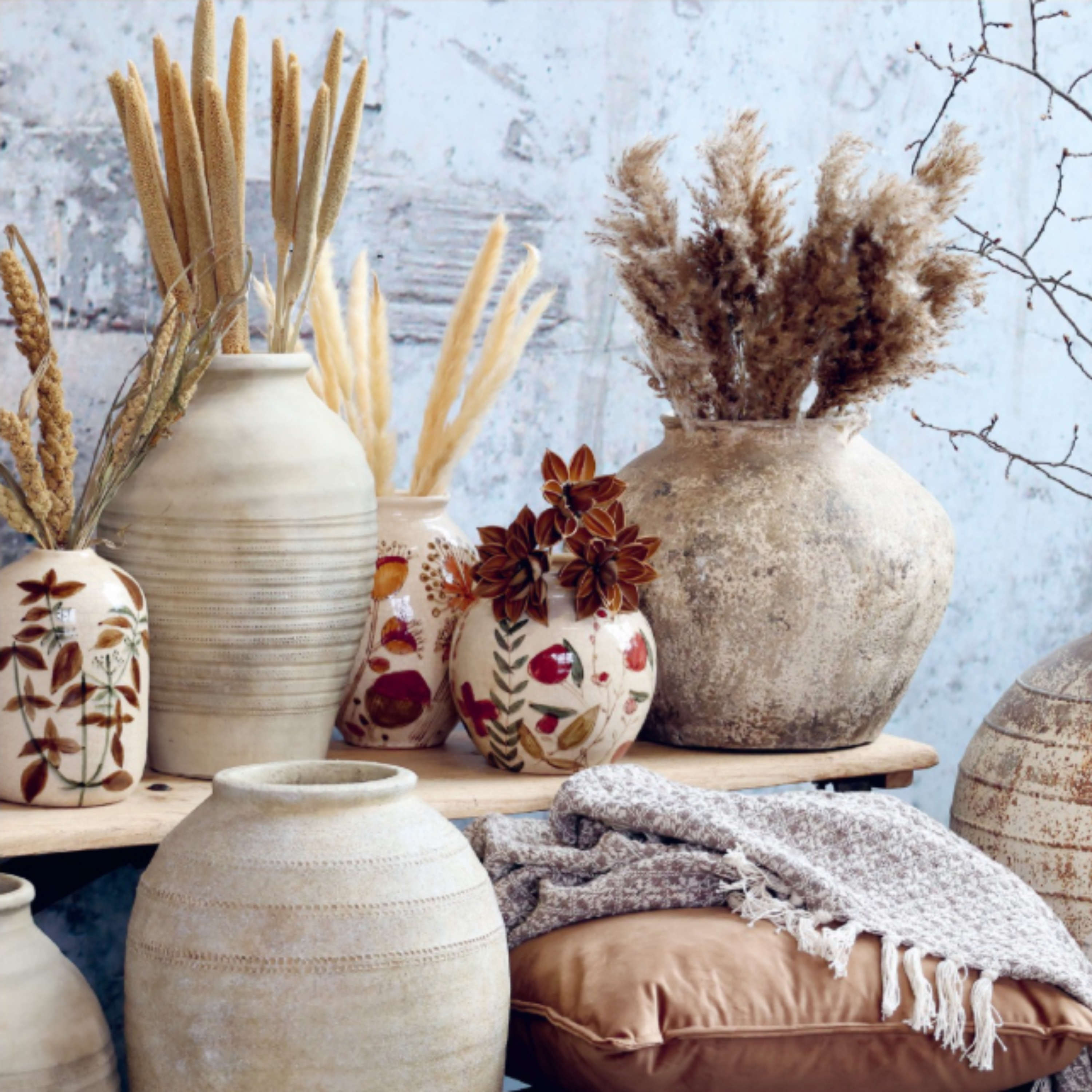 Fransk landstil møter nordisk eleganse. Chic Antique byr på dekor og interiør med patina, sjarm og romantiske detaljer. Tidløse elementer som gir hjemmet en myk og stemningsfull atmosfære.