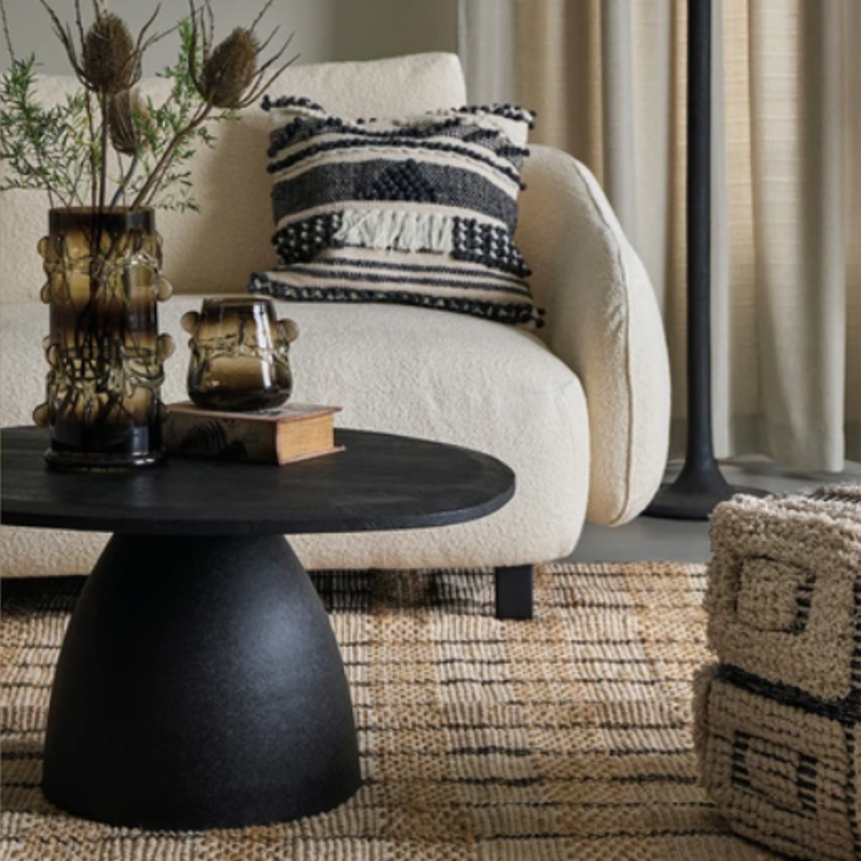 Myke former, rolige kontraster og naturlige materialer. Affari of Sweden kombinerer skandinavisk ro med taktile tekstiler og solide møbler. Et uttrykk som skaper balanse og varme – like tidløst som det er innbydende.