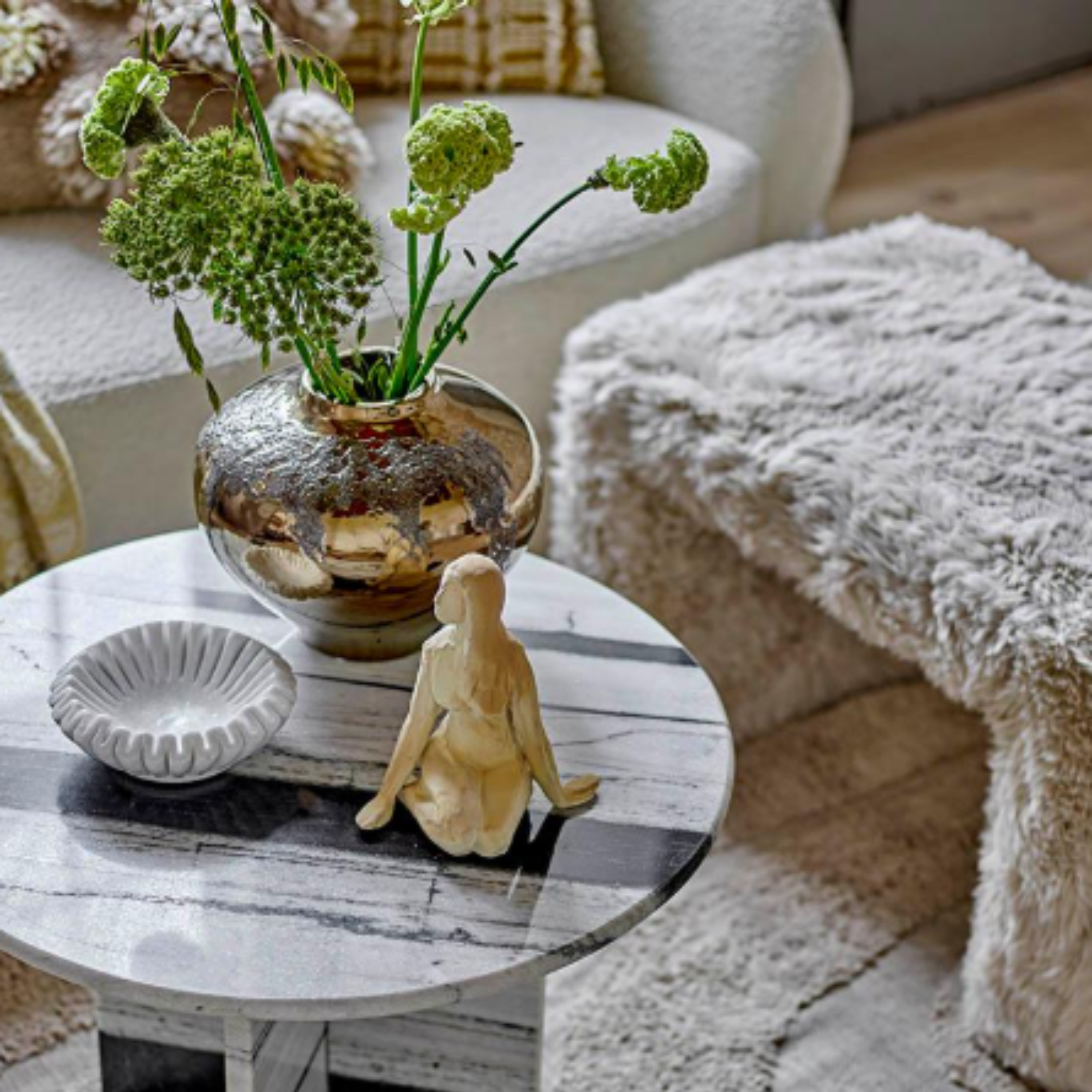 Lys, nordisk og avslappet. Bloomingville forener moderne design med varme teksturer og naturlige toner. Perfekt for deg som ønsker et hjem som føles både stilrent og personlig.