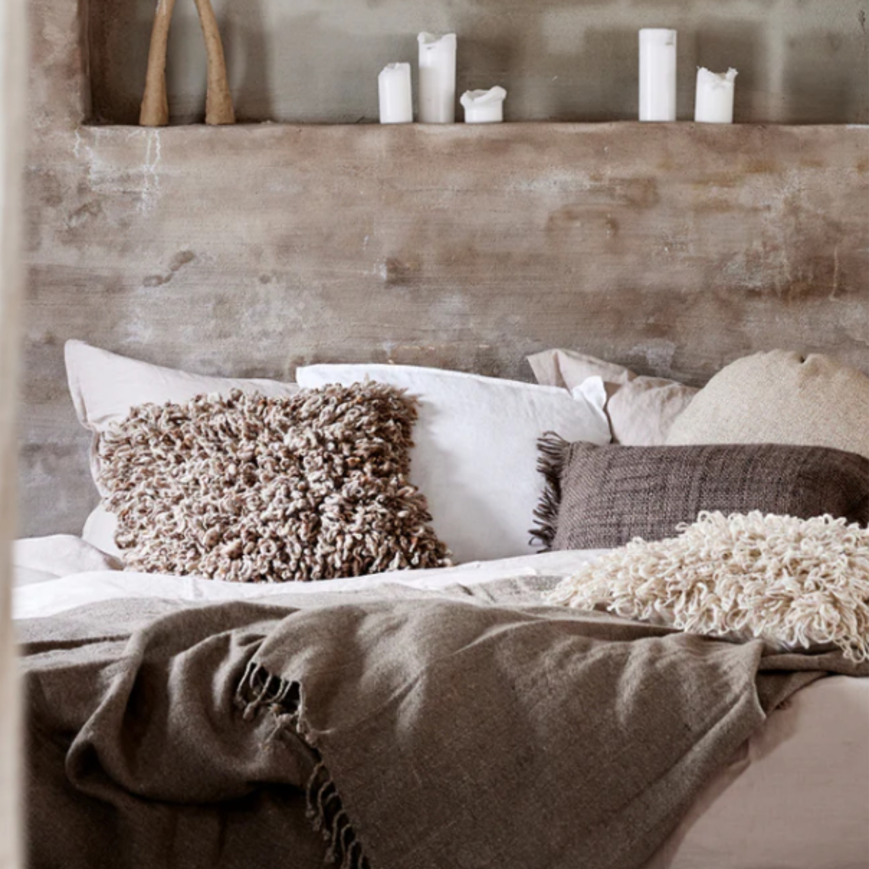 Tekstiler som setter stemningen. Bøel & Jan er kjent for myke puter, pledd og mønstre som skaper helhet og ro. Klassisk uttrykk med en moderne letthet – enkelt å kombinere, lett å like.