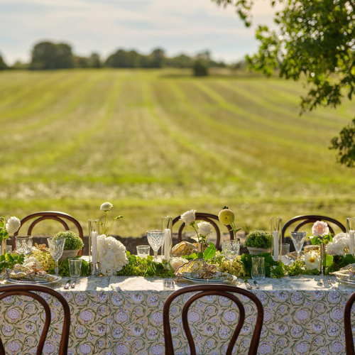 Eksklusiv komfort med fokus på kvalitet. Chamois leverer tekstiler i lune nyanser og rike strukturer som gir rommet dybde og varme. Et naturlig valg for et gjennomført og behagelig hjem.