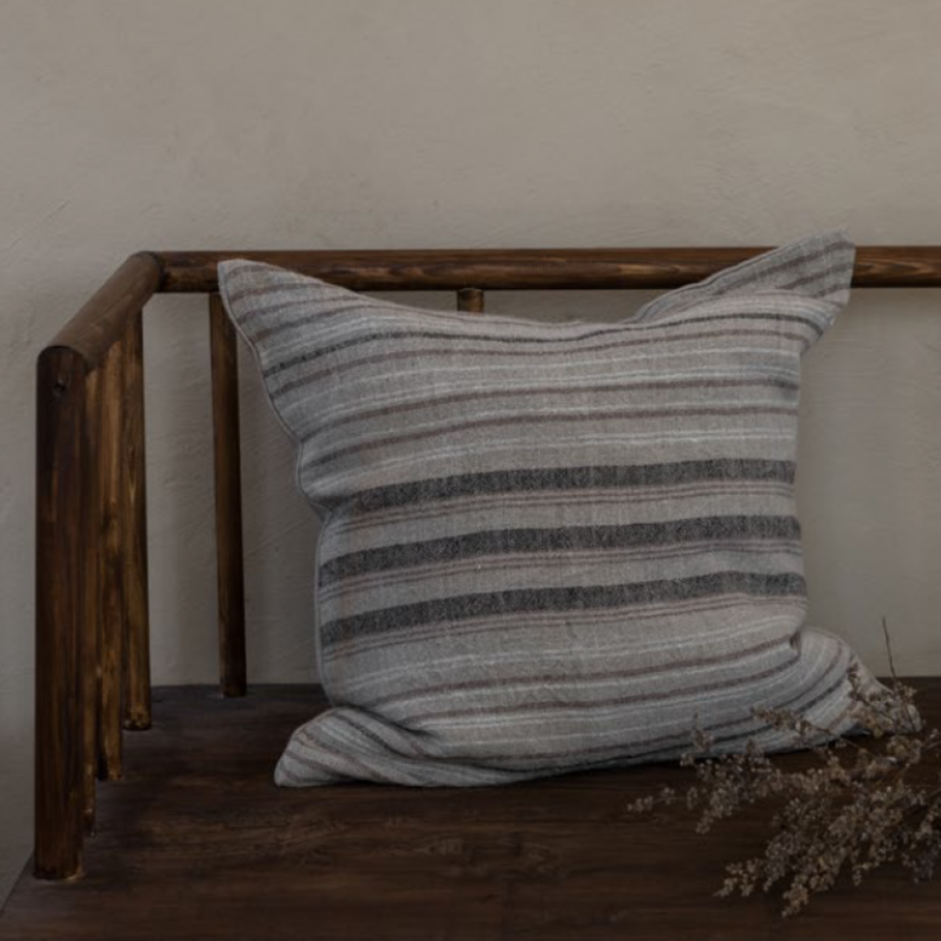 Enkelhet med mening. Ernst Form står for rolige former, dempede farger og ærlige materialer. Interiør som gir rom for stillhet, balanse og hverdagsro – uten å rope etter oppmerksomhet.