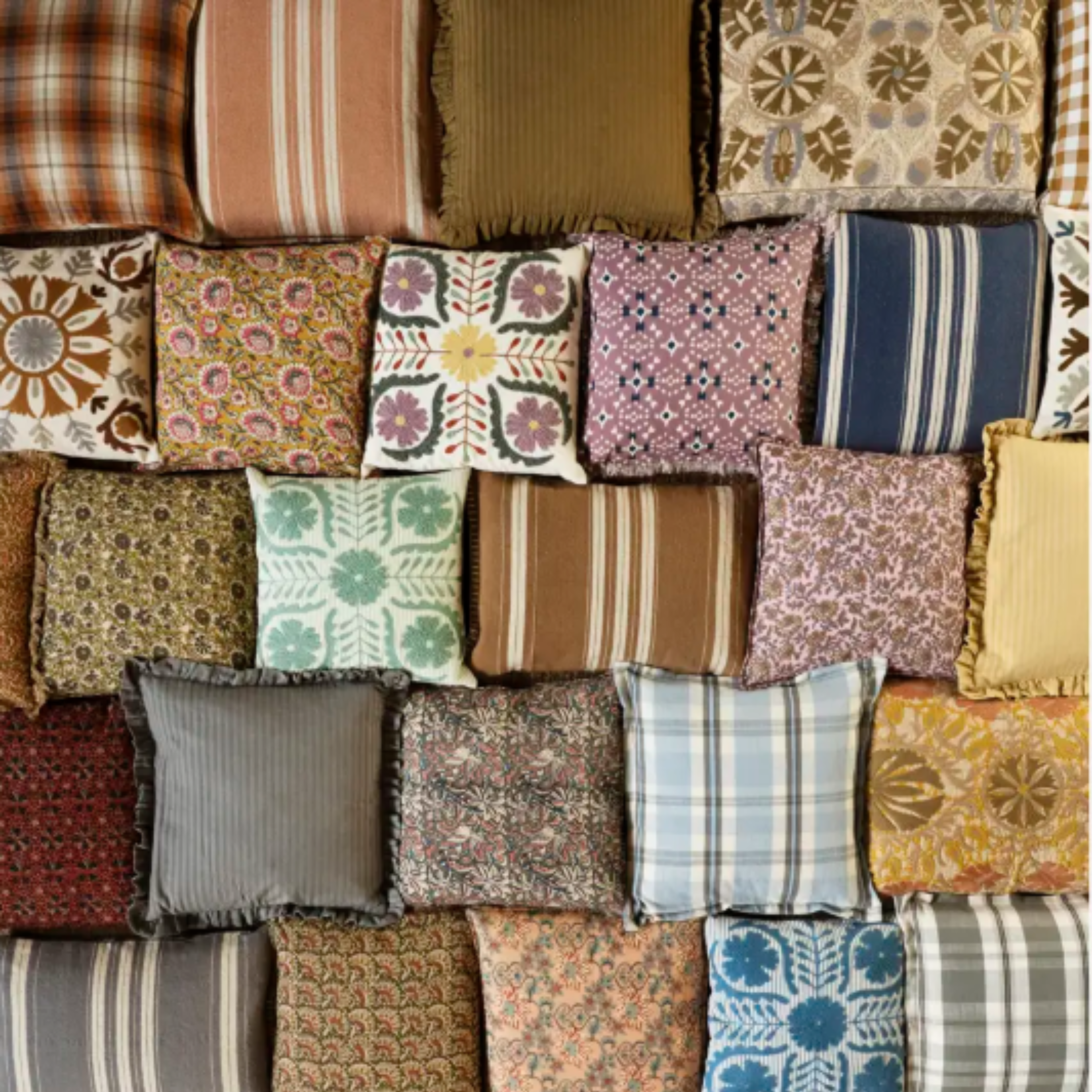 Farger, mønstre og håndverk i en balansert miks. Madam Stoltz henter inspirasjon fra ulike kulturer og kombinerer det med nordisk enkelhet. Resultatet er levende interiør med varme og personlighet.