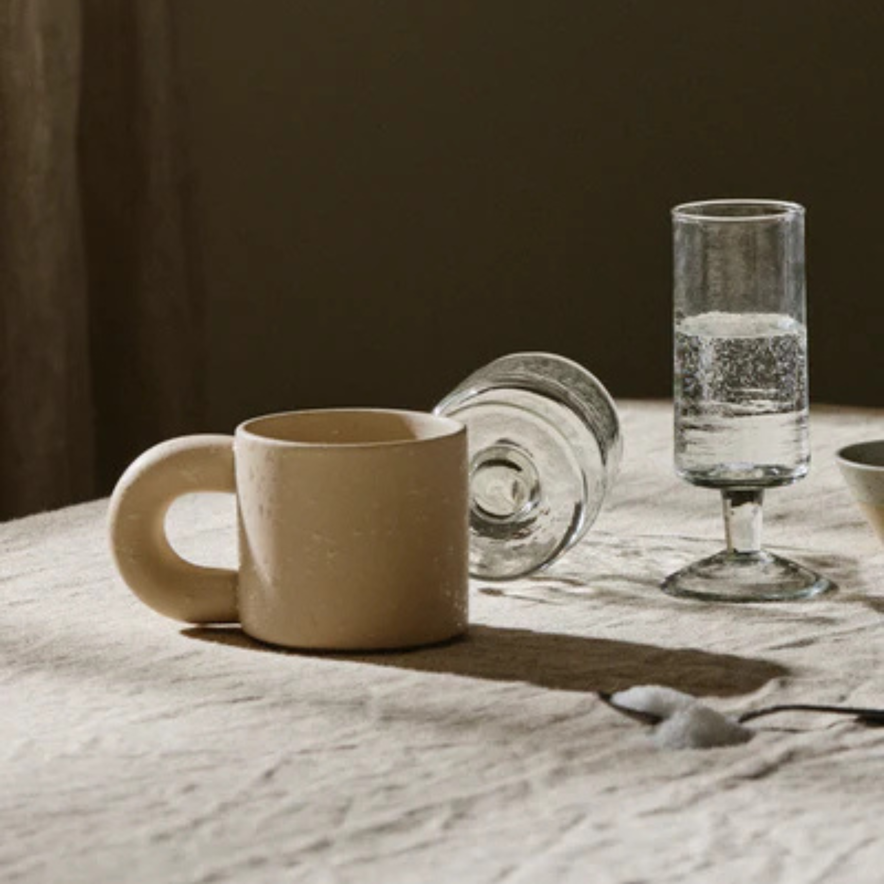 Rå eleganse med tyngde. Nordal kombinerer robuste materialer med varme toner og et hint av luksus. Interiør som står støtt i rommet og tåler å bli brukt – år etter år.