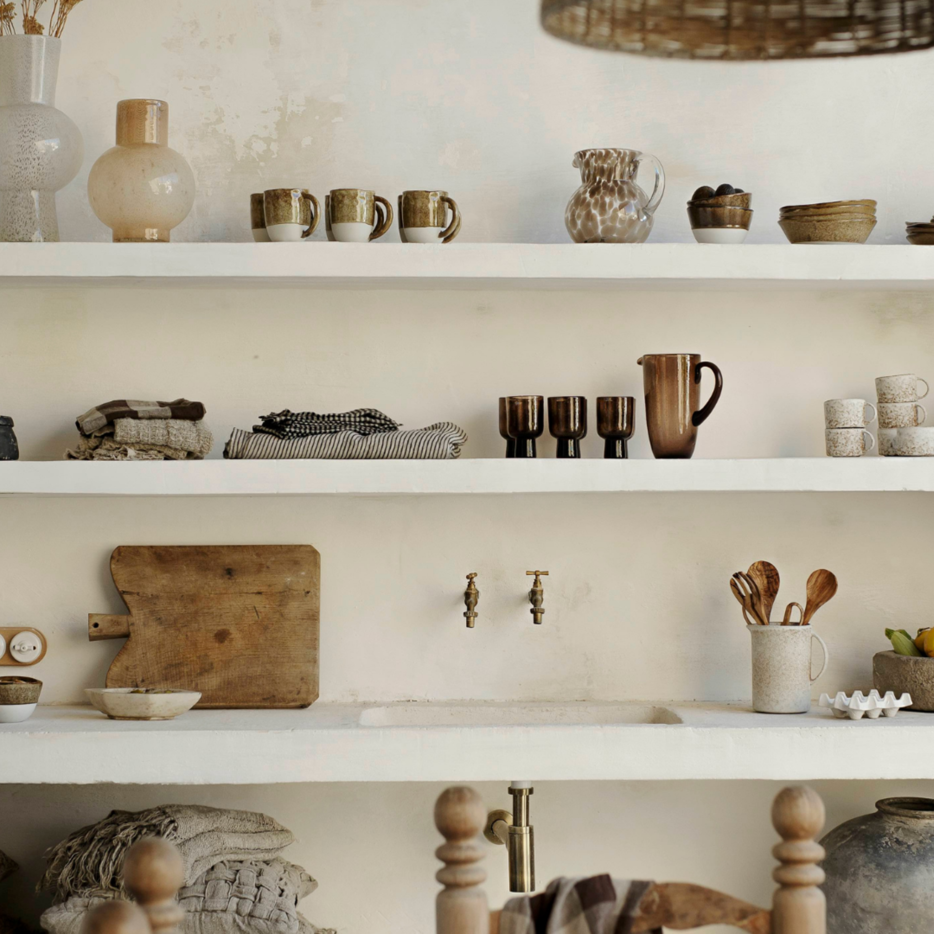 Klassisk, mykt og gjennomført. Olsson & Jensen skaper interiør med rolig fargepalett og tidløse former. En stil som føles hjemlig, lun og gjennomtenkt – aldri påtatt.