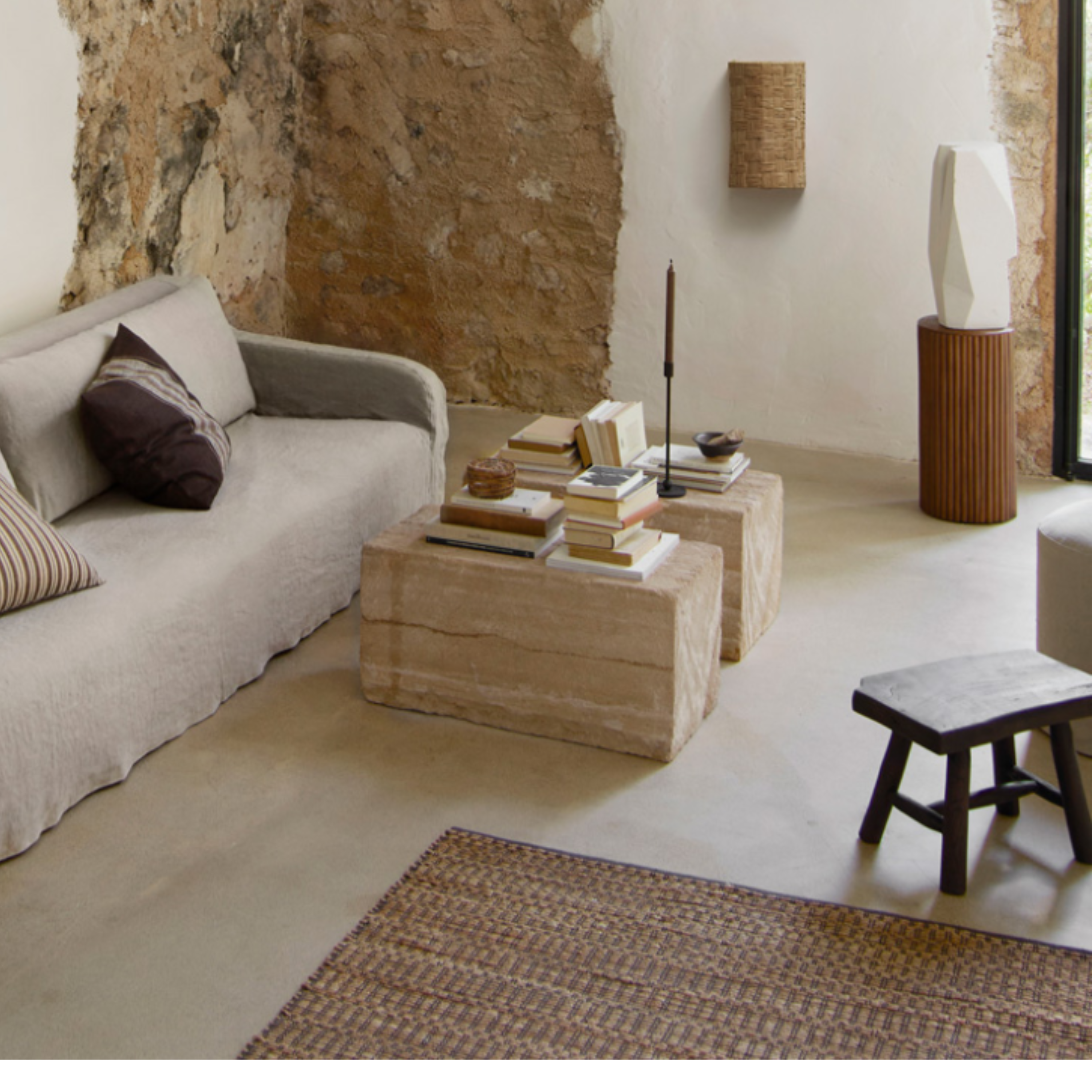 Bohemsk eleganse med nordisk ro. Tine K Home kombinerer myke tekstiler, dempede farger og avslappede former. Et uttrykk som inviterer til komfort, lag på lag.