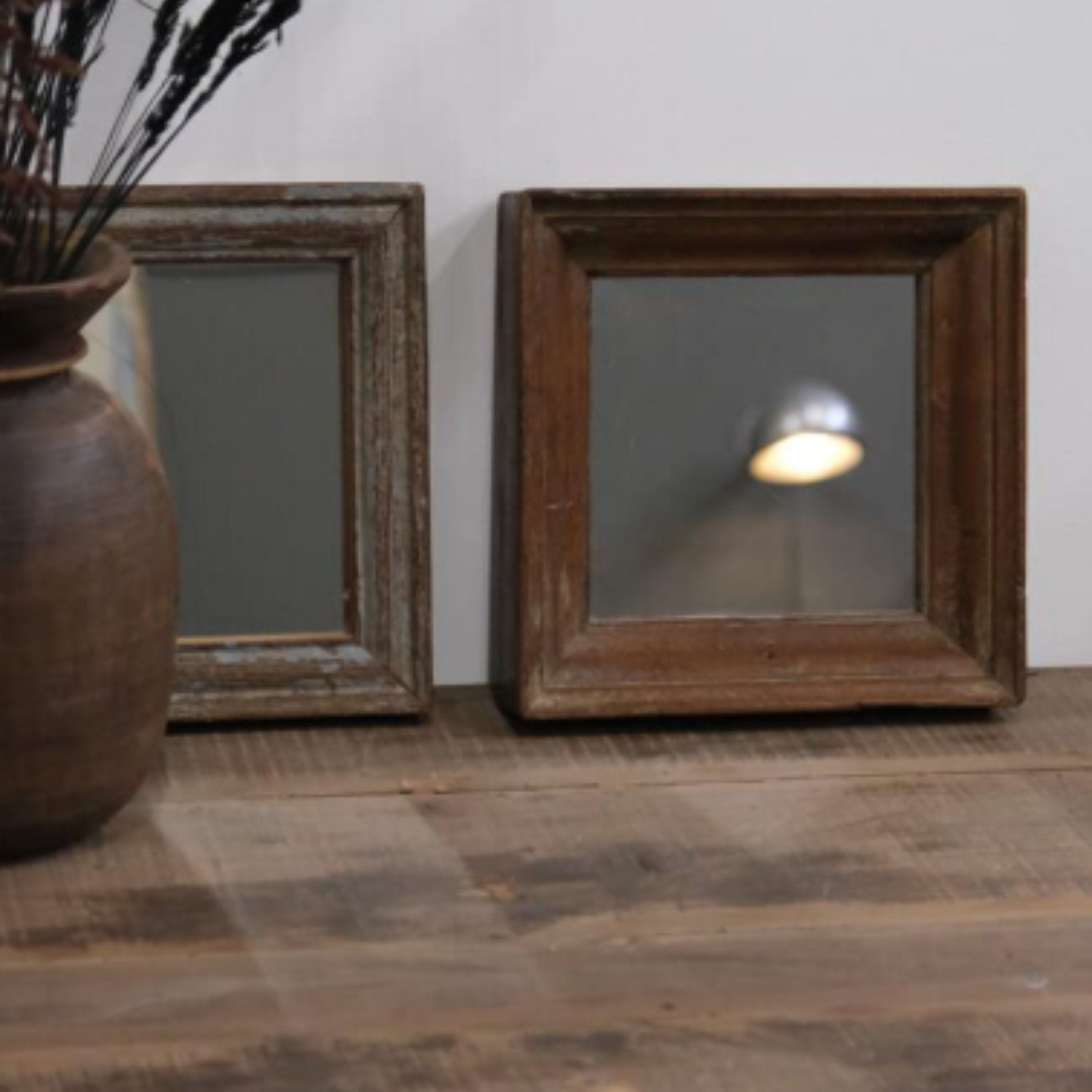 Industrielt, rått og ærlig. Trademark Living jobber med resirkulerte materialer, patina og robuste former. Perfekt for deg som vil ha interiør med historie og karakter.