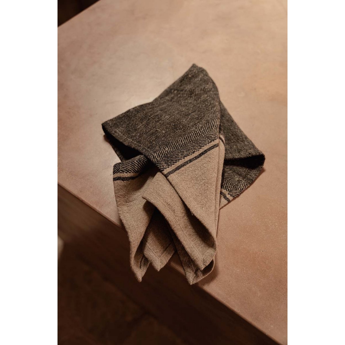 LINEN DASH KJØKKENHÅNDKLE – NATUR/SORT 50 × 70 CM