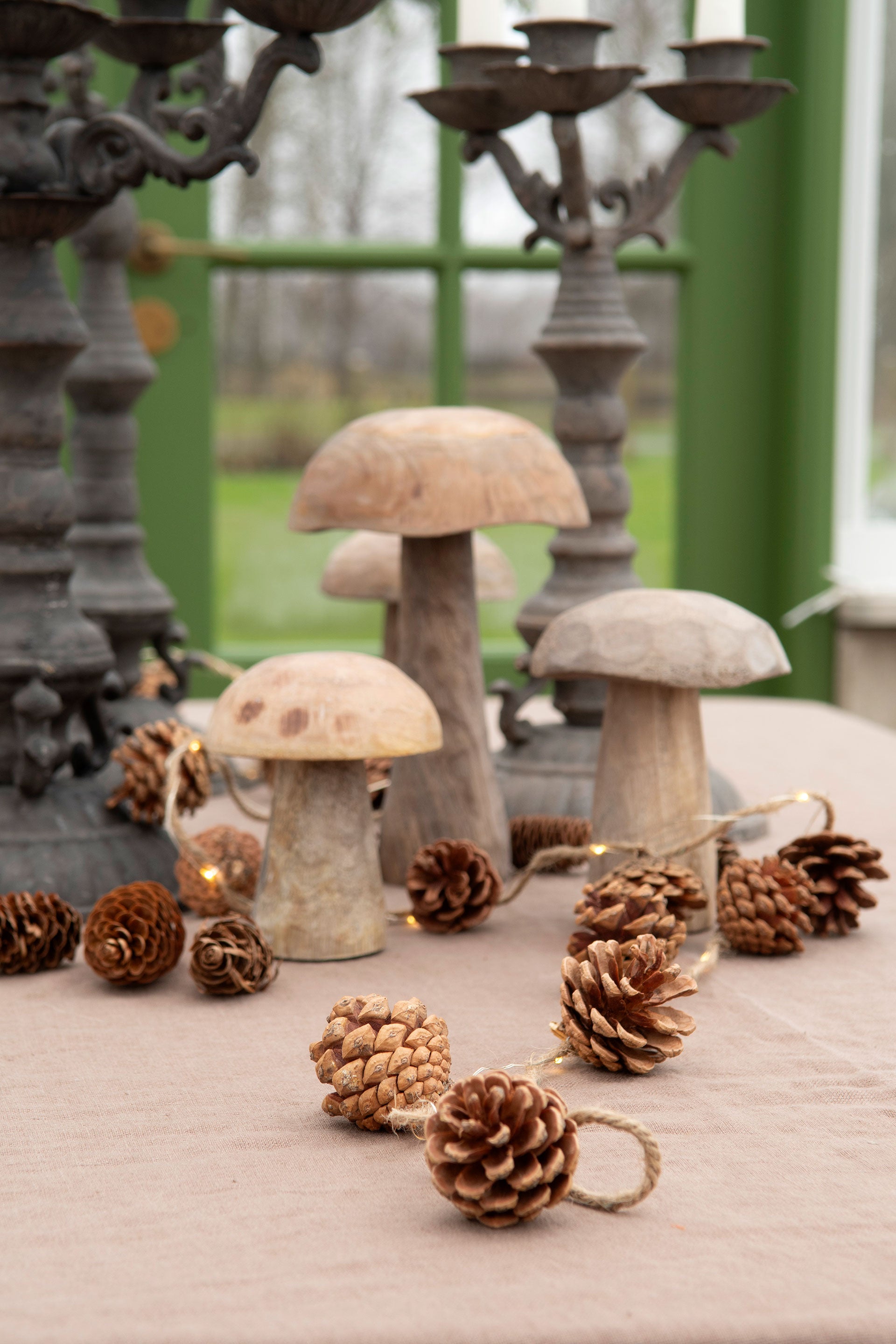 Lyslenke med kongler