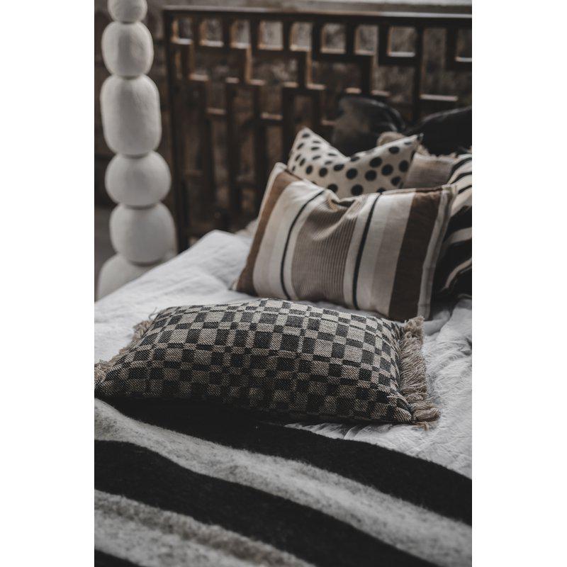 Rutete putetrekk med frynser sort/beige 40x60 cm