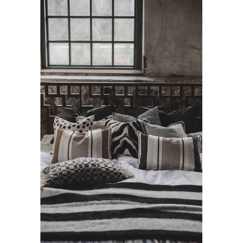 Rutete putetrekk med frynser sort/beige 40x60 cm