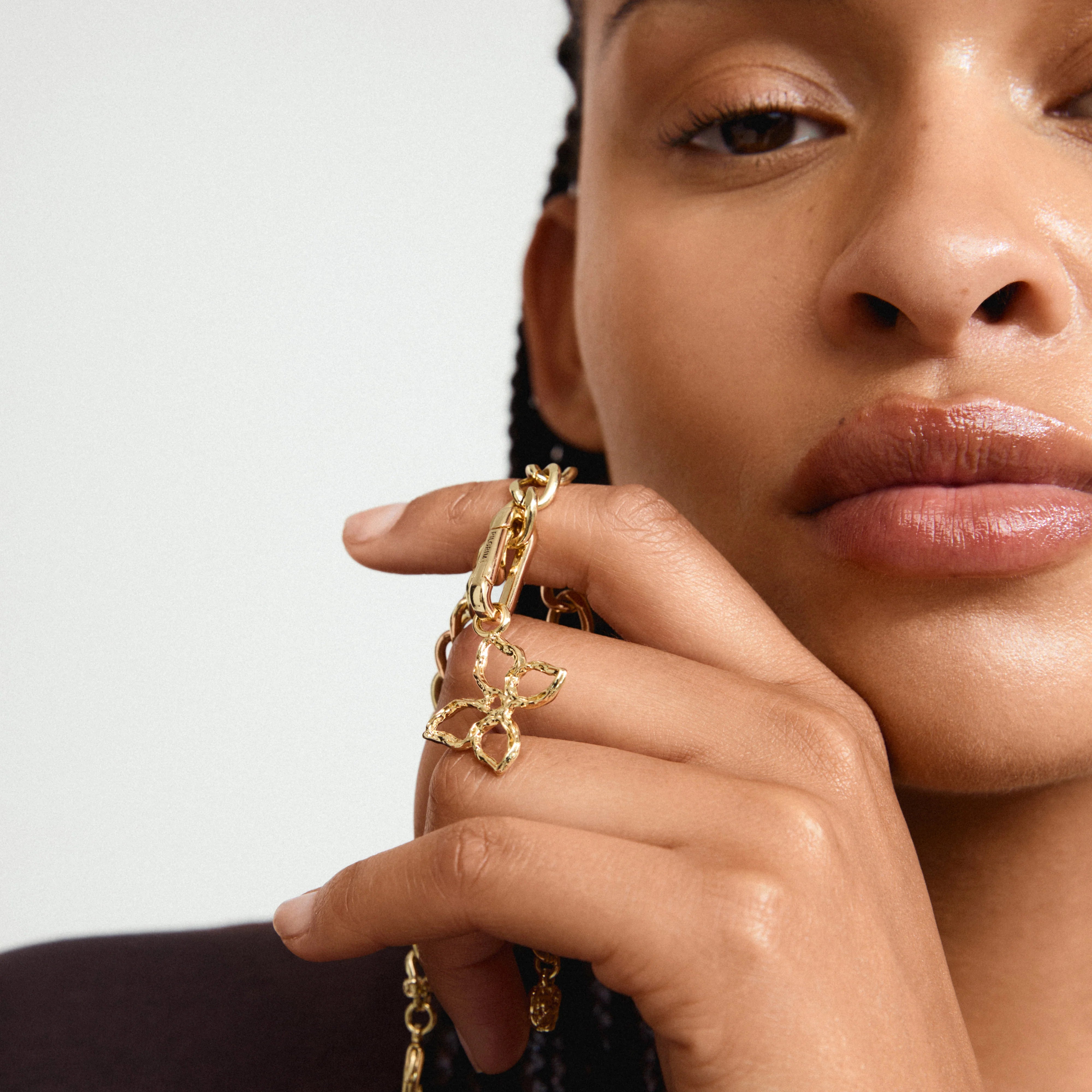 CHARM anheng med sommerfugl – gullbelagt