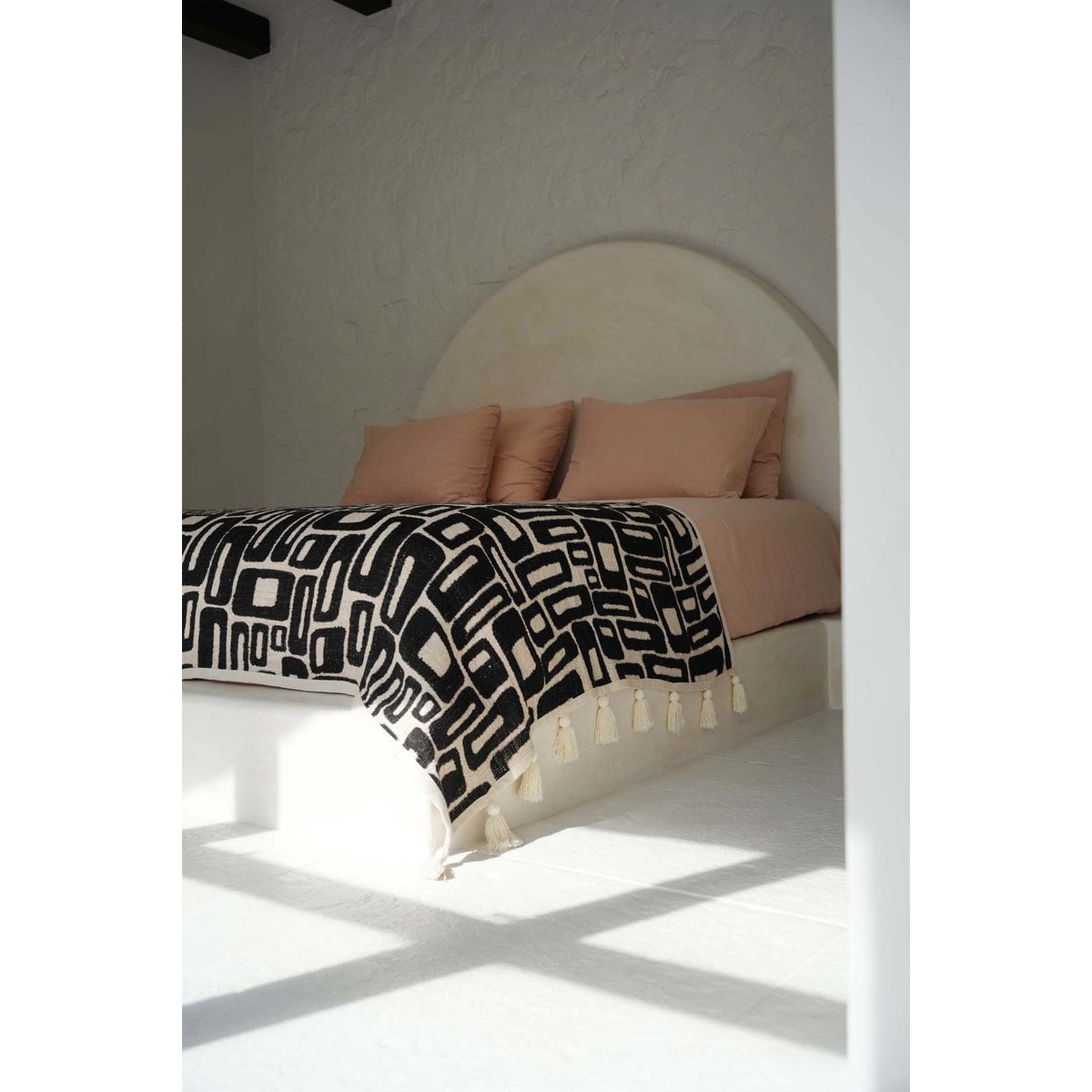 Aztec pledd i bomull – sort &amp; natur (240x128 cm)