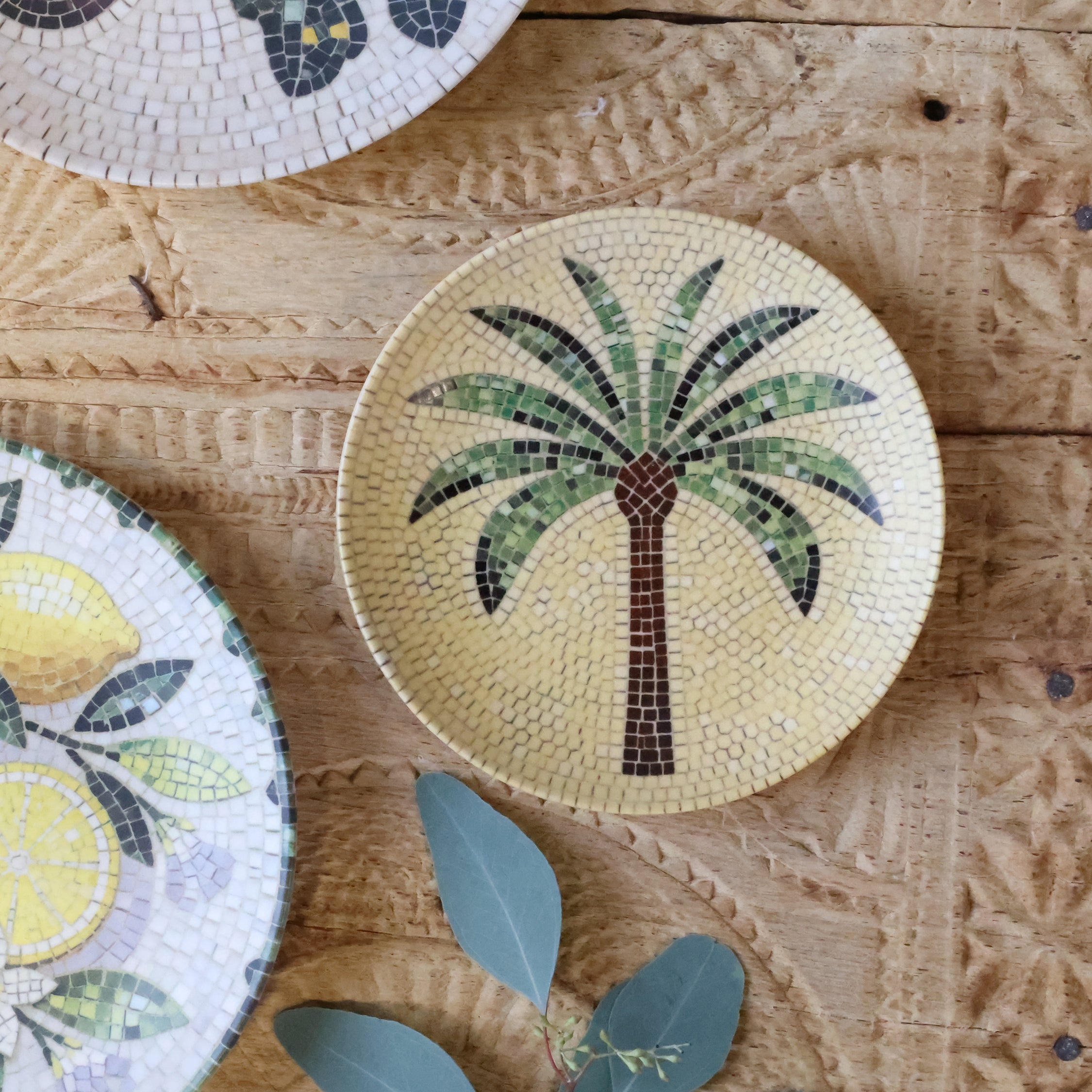 Tallerken med palmemotiv i mosaikk