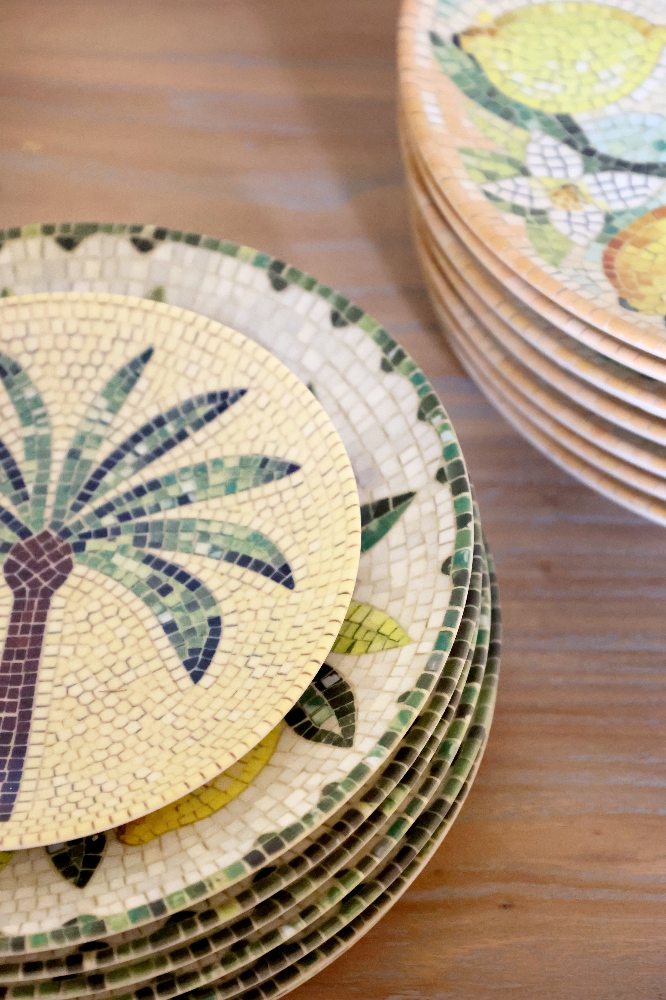 Tallerken med palmemotiv i mosaikk