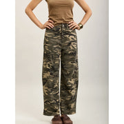 Qnuz Clothing barrel jeans til dame med camo- og kamuflasjemønster og vid passform.
