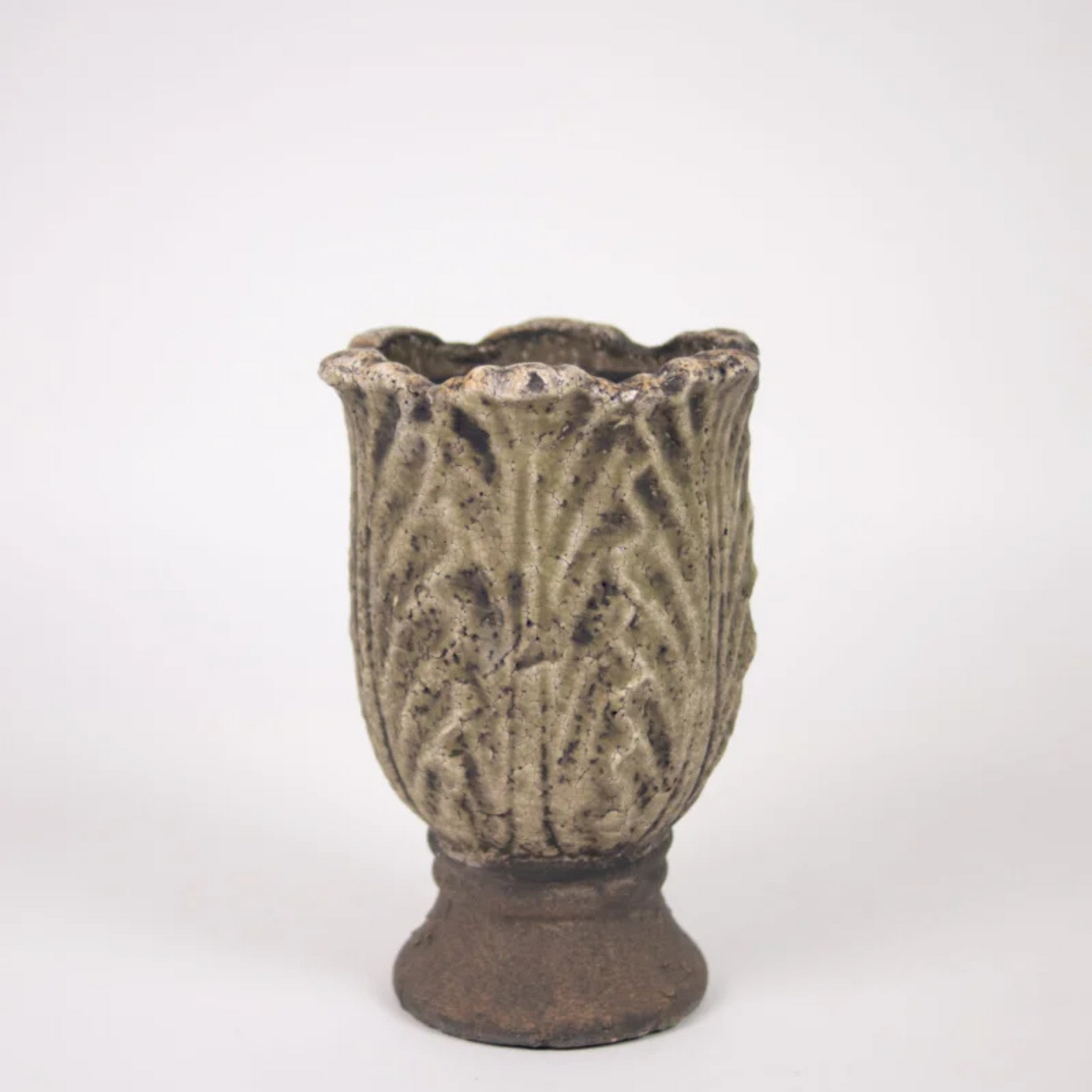 Celeste potte på fot i terracotta med krakelert overflate og antikkinspirert design