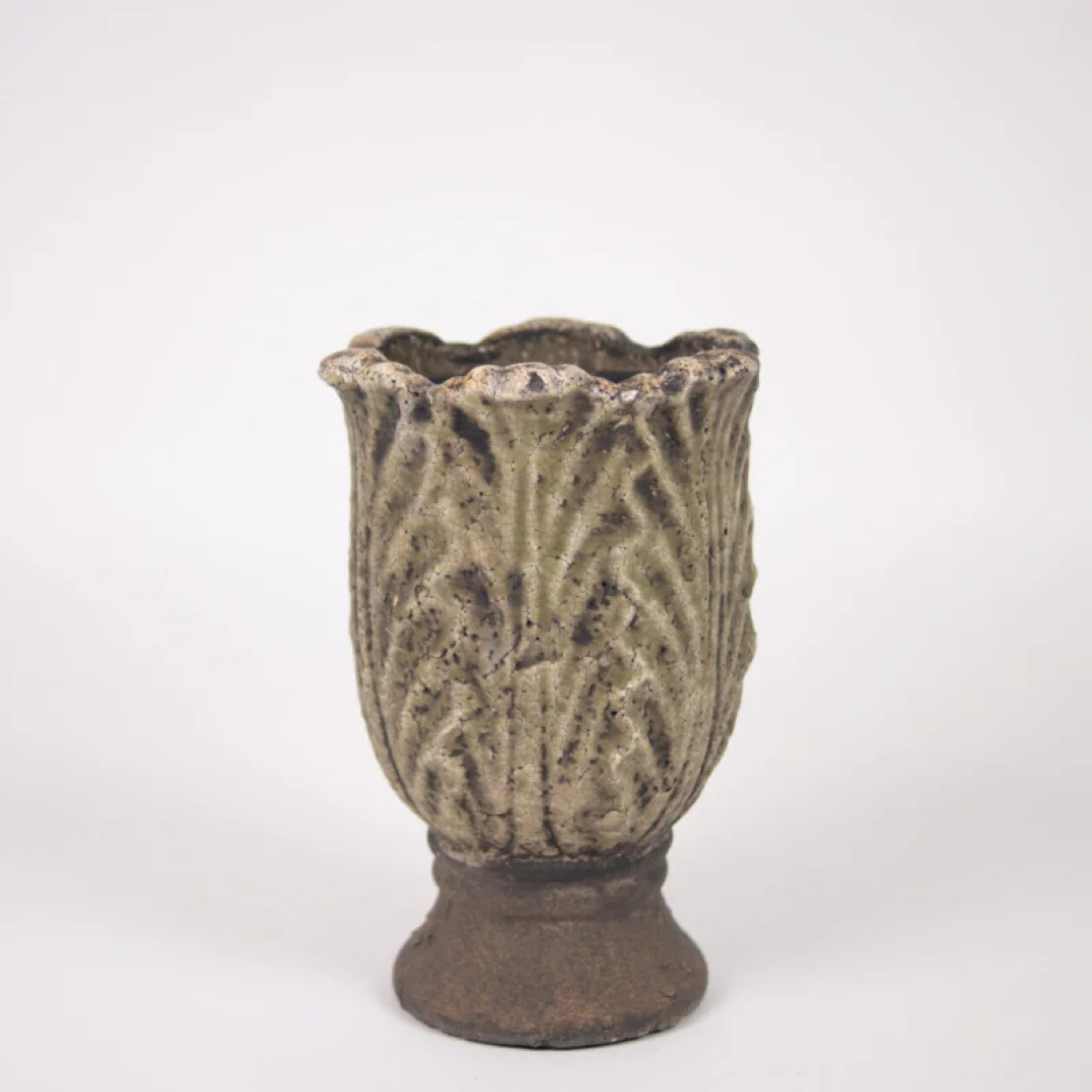 Celeste potte på fot i terracotta med krakelert overflate og antikkinspirert design