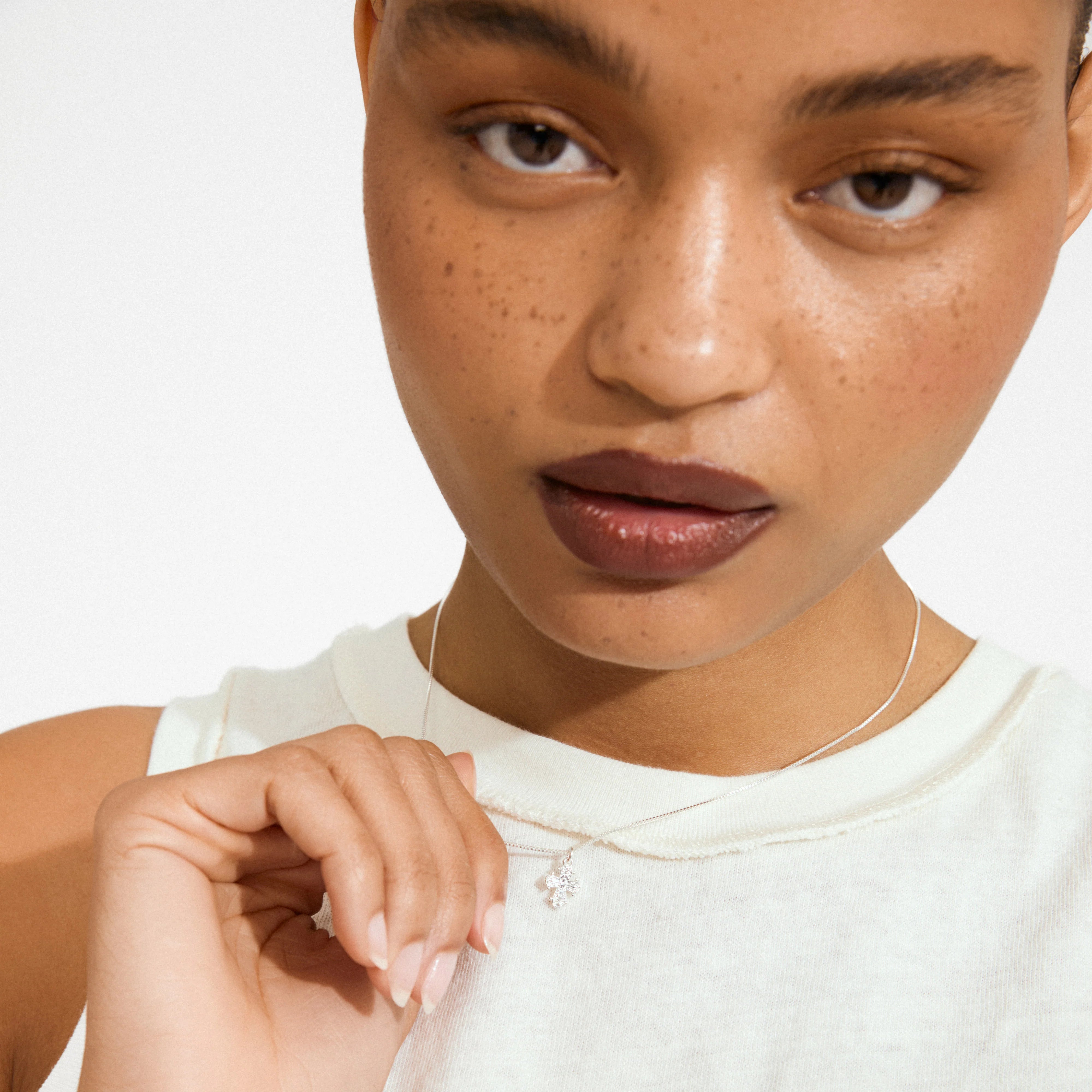 DAGMAR Mini-Kors med sølvbelagt Kjede