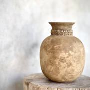 Keramikkvase med dekorative prikker rundt halsen og antikk overflate – Dewi Vase Dots fra Noori Objects