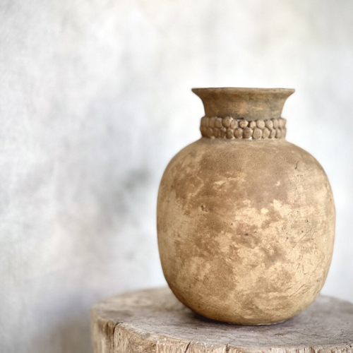 Keramikkvase med dekorative prikker rundt halsen og antikk overflate – Dewi Vase Dots fra Noori Objects