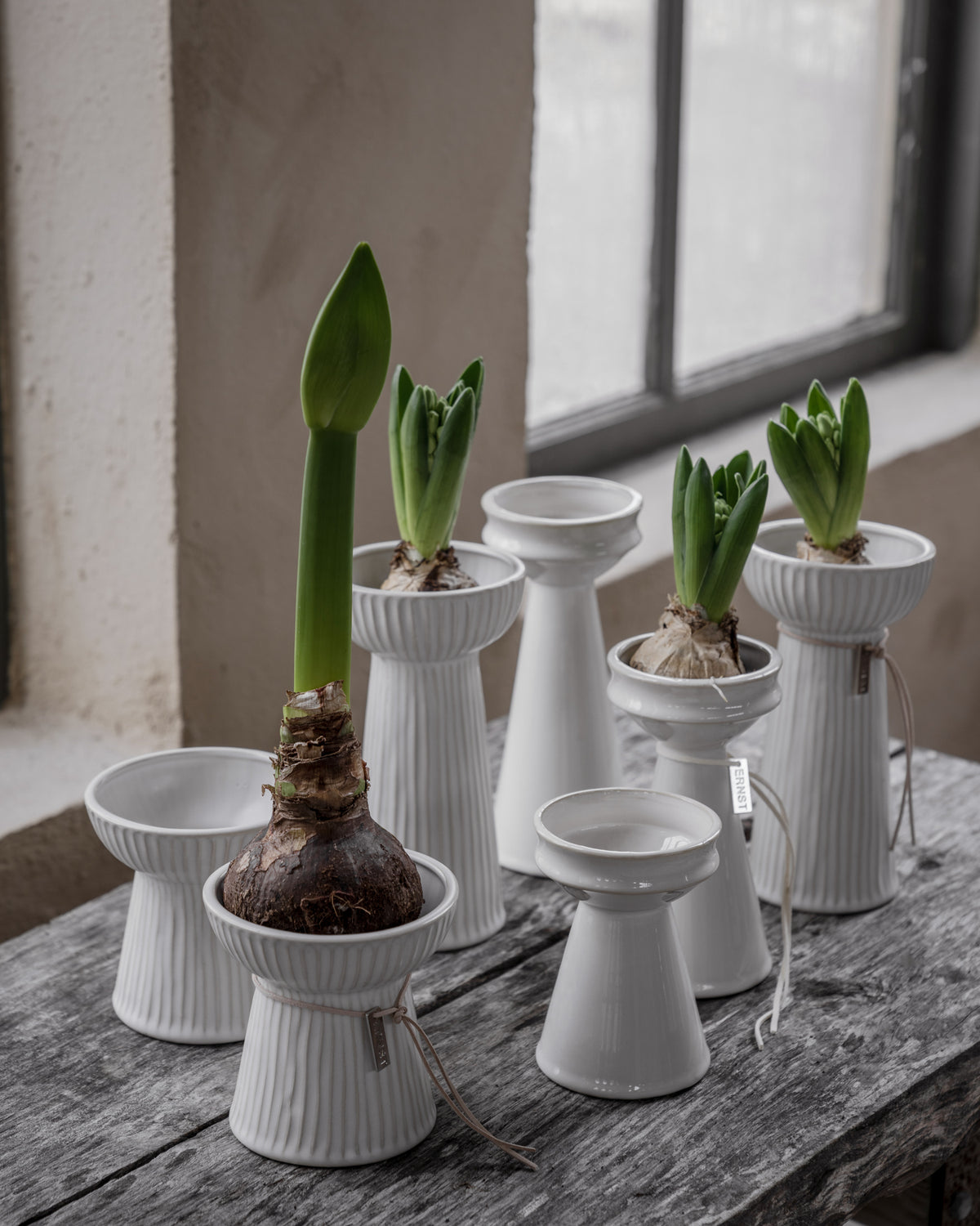 Liten riflet vase i steingods – naturhvit 11 cm