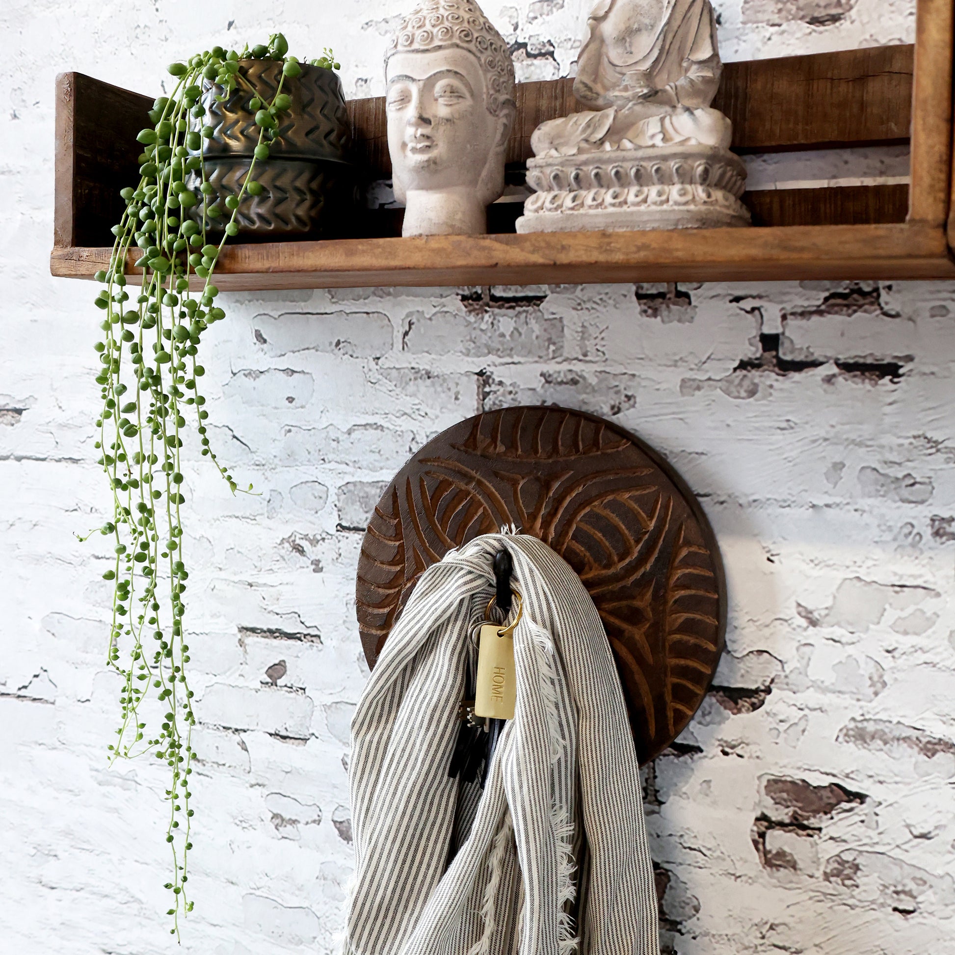 Oppdag Grimaud knagg – håndlaget i resirkulert tre med unikt mønster. Perfekt som veggoppheng eller dekor i et hjem med sjel og karakter.