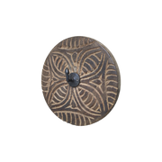 Rustikk knagg i gjenbrukstre med håndskåret mønster fra Chic Antique,