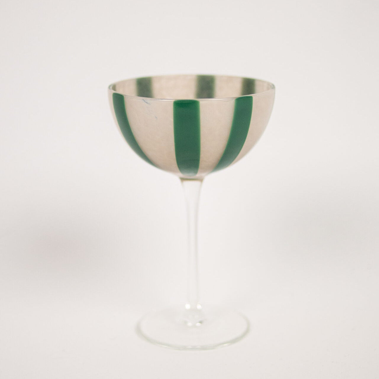 Cocktailglass Ziggy i gull og grønt med dekorative striper og elegant stett til cocktails og borddekking.