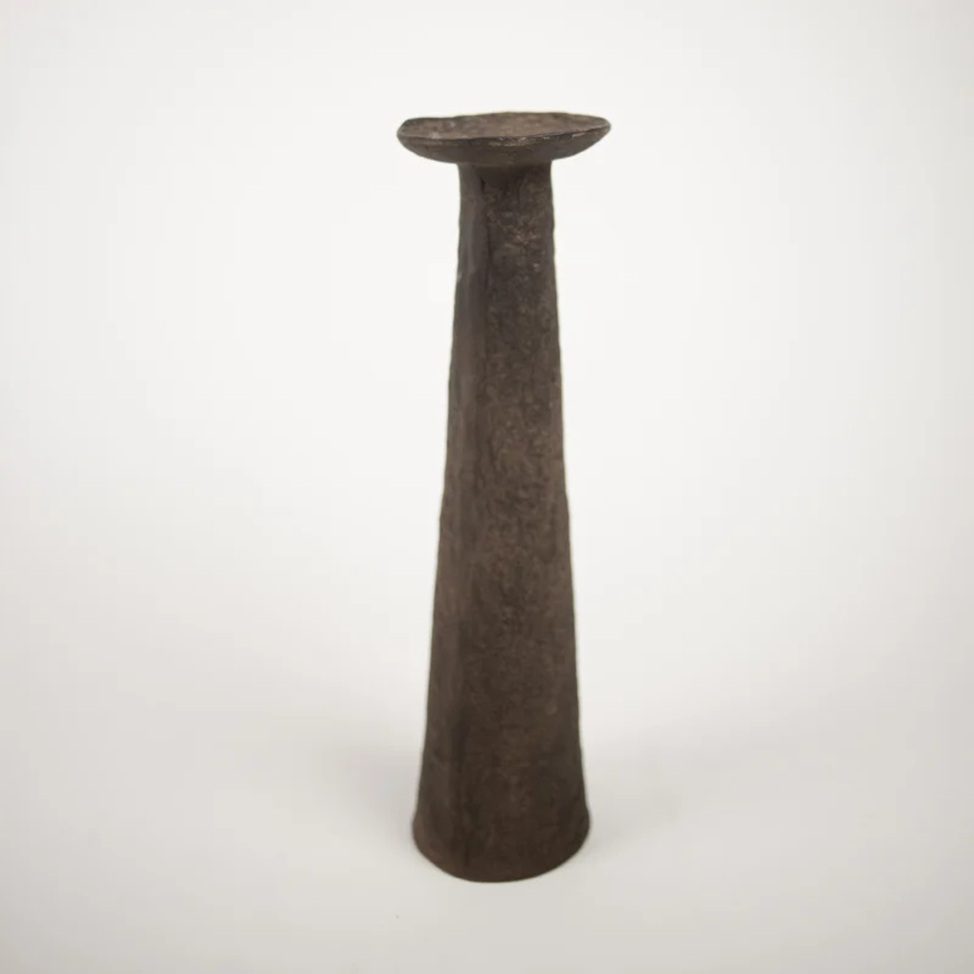 Mørk rustikk lysestake i aluminium, høy 46 cm – Indi