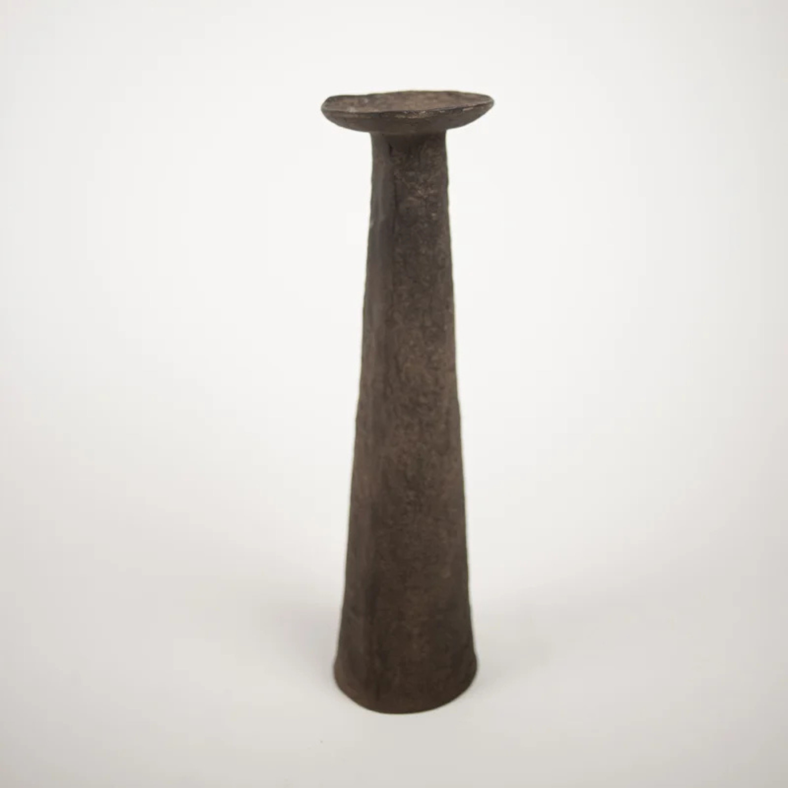 Mørk rustikk lysestake i aluminium, høy 46 cm – Indi