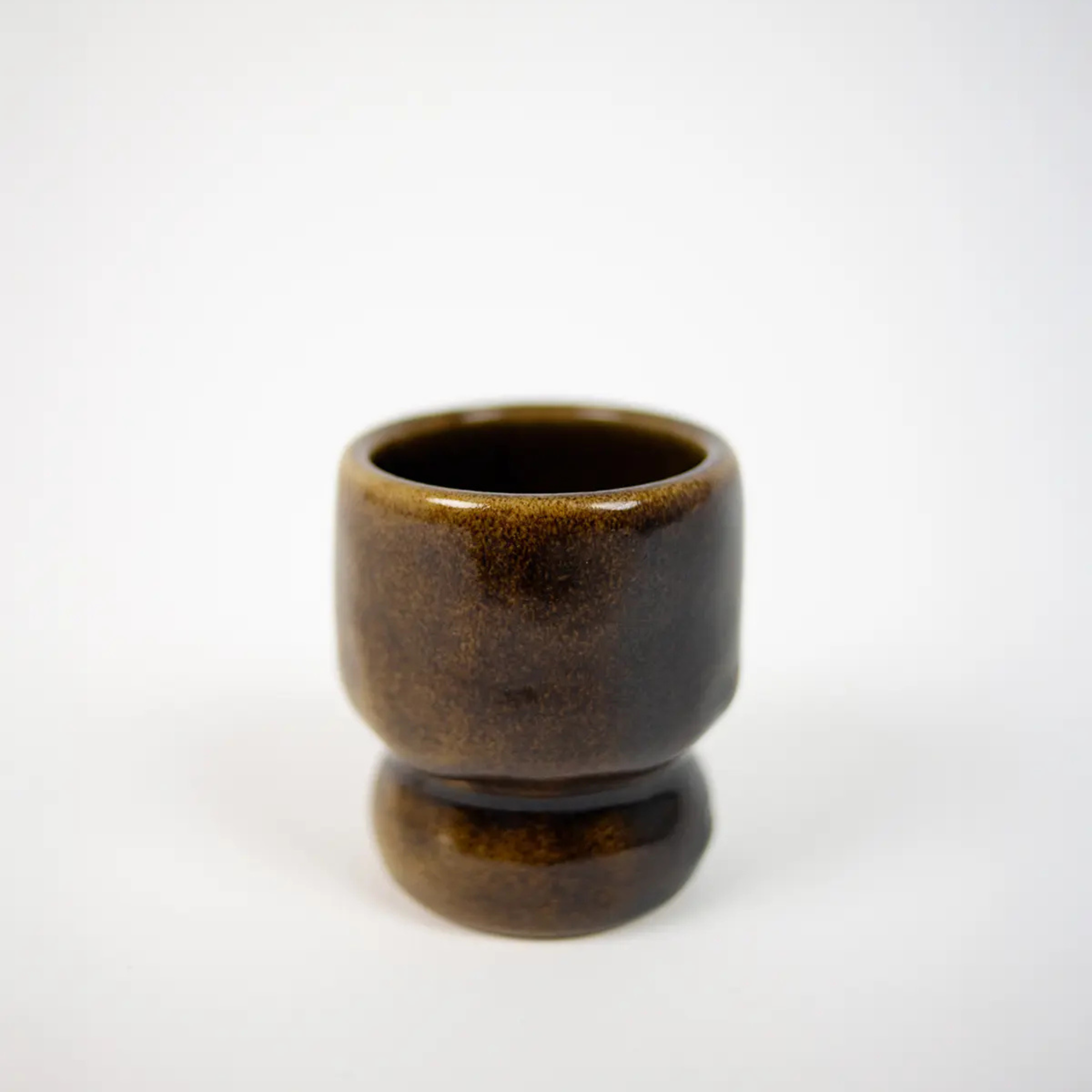 Kite kopp cinnamon i steintøy med varm brun glasur og enkel, tidløs form