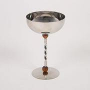 Stainless steel serveringsskål på stett i børstet stål og resin til servering og borddekking