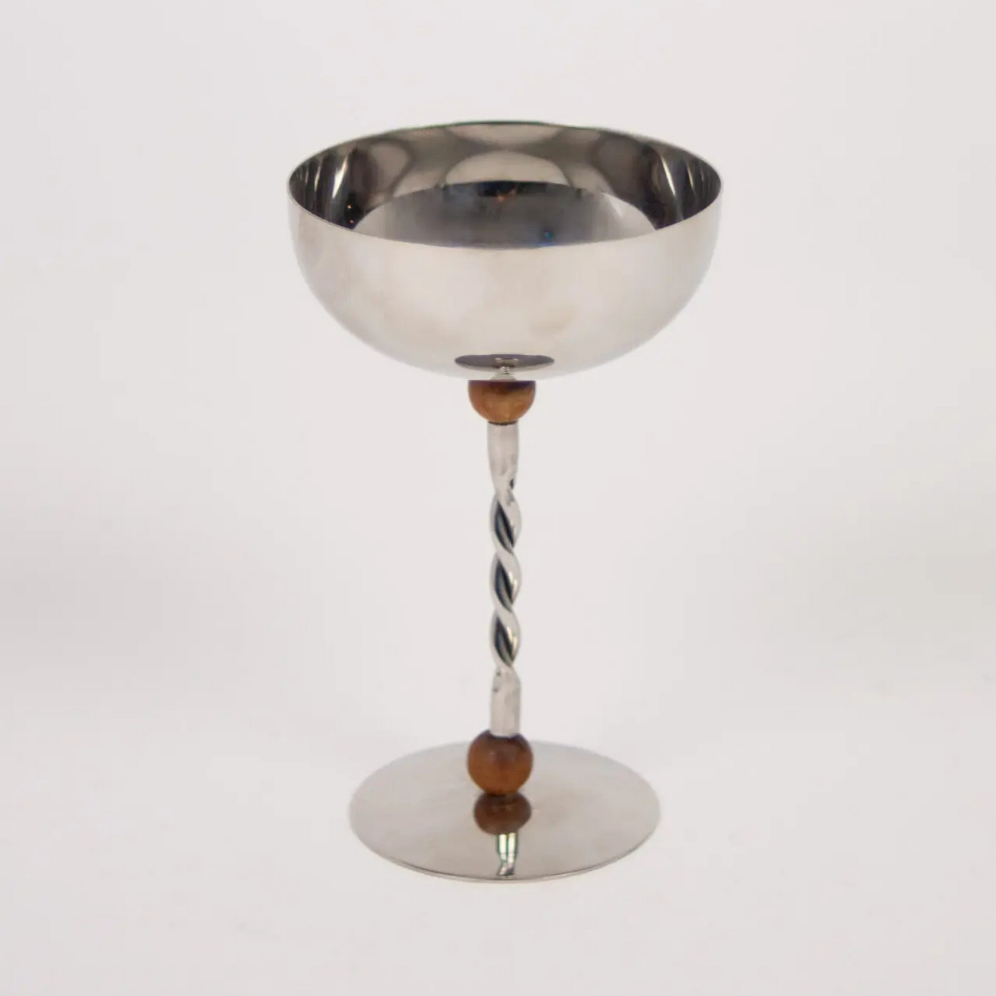 Stainless steel serveringsskål på stett i børstet stål og resin til servering og borddekking