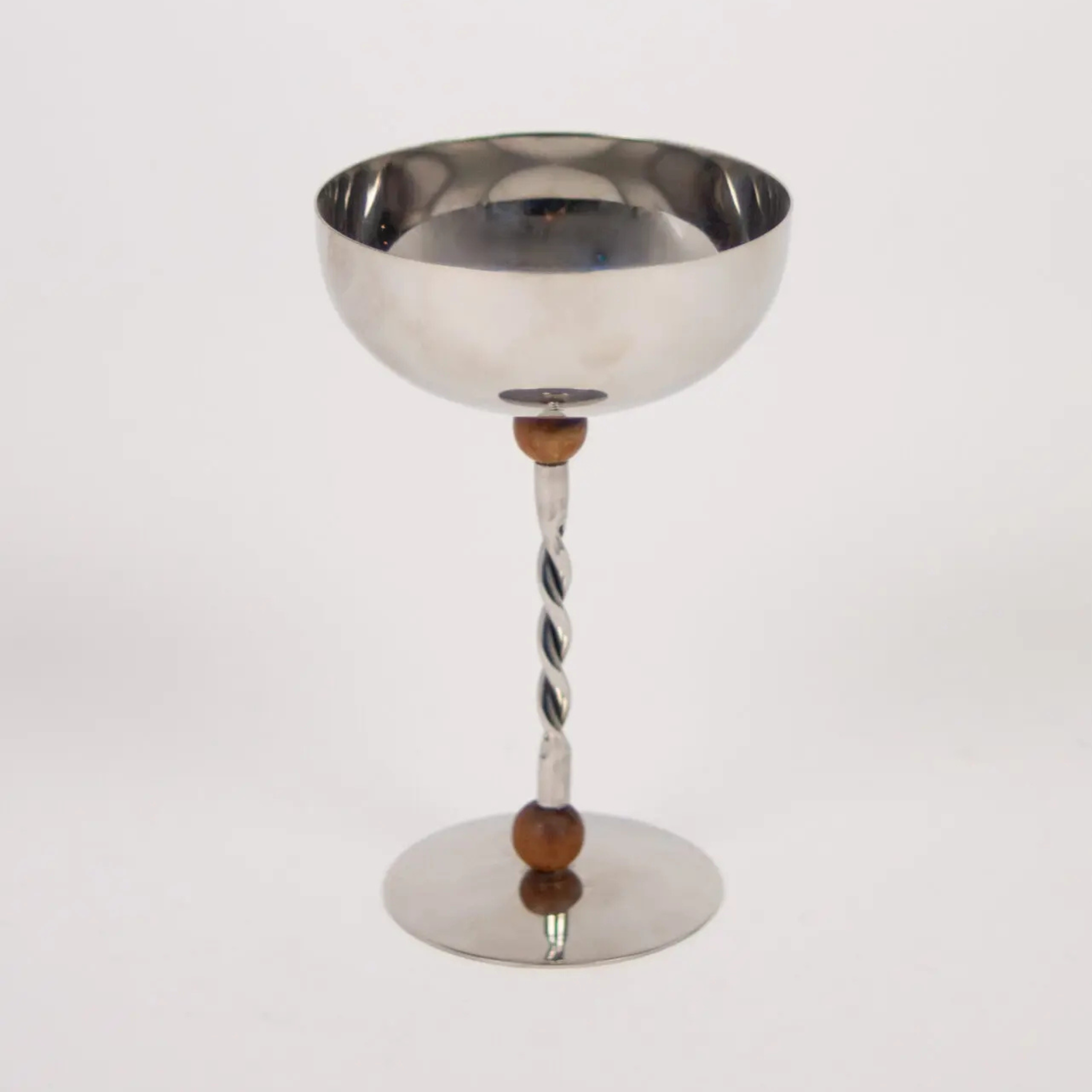 Stainless steel serveringsskål på stett i børstet stål og resin til servering og borddekking