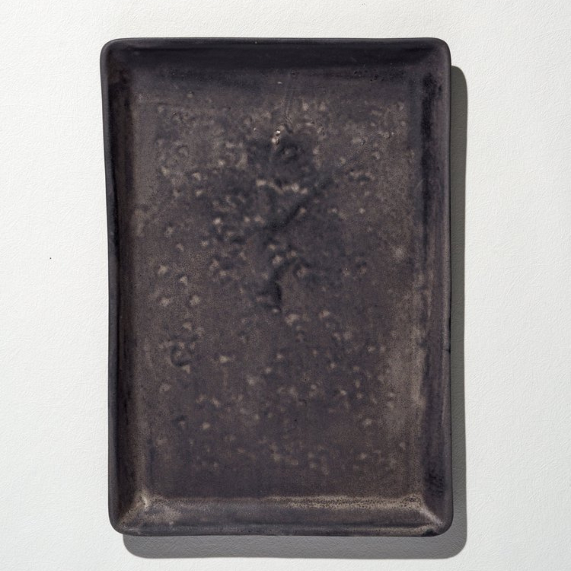 Sortgrå Shea Plate 20x30 fra Badass Ceramics – håndlaget keramikkfat i matt glasur, perfekt som tapasfat eller serveringsfat.