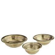 Sett med tre håndlagde skåler i resirkulert aluminium med antikk messingfinish – perfekte som dekor, servering eller oppbevaring.