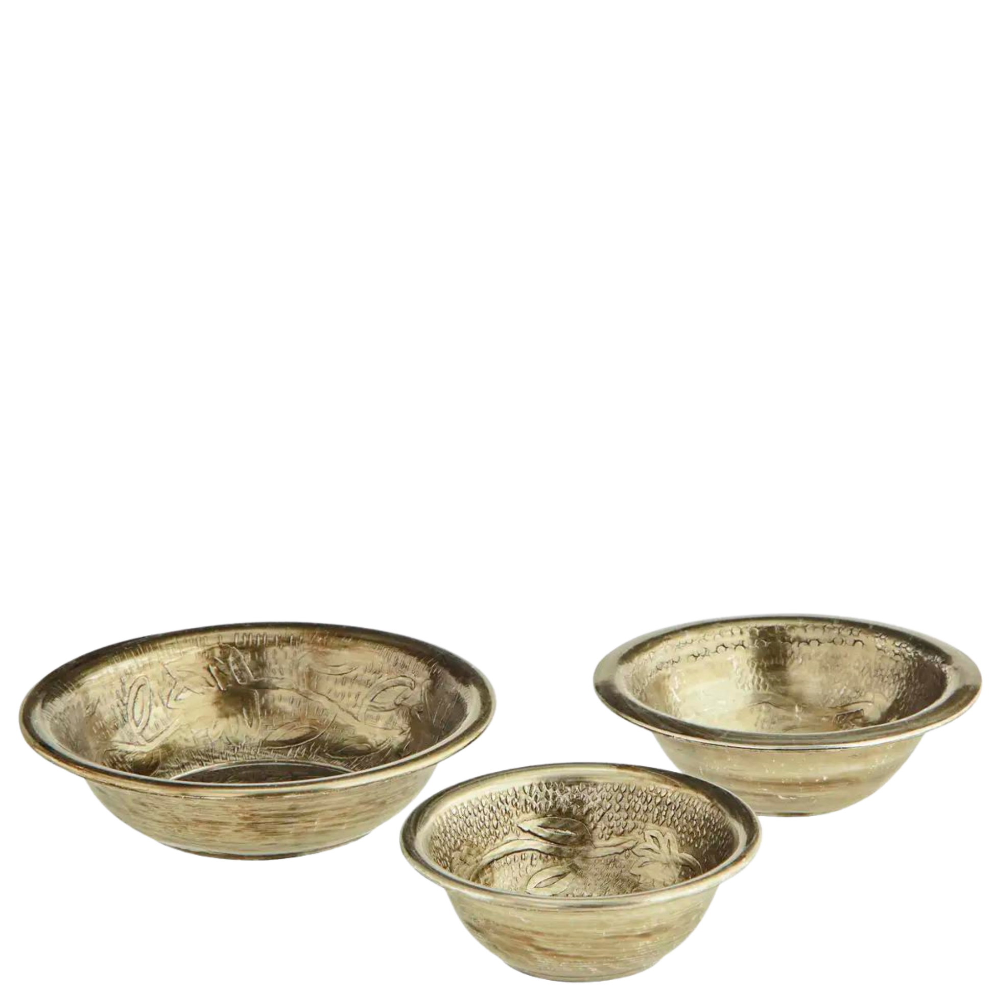 Sett med tre håndlagde skåler i resirkulert aluminium med antikk messingfinish – perfekte som dekor, servering eller oppbevaring.