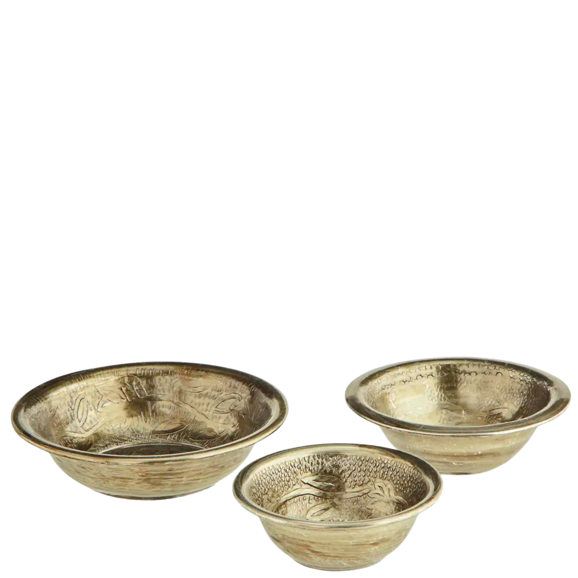 Sett med tre håndlagde skåler i resirkulert aluminium med antikk messingfinish – perfekte som dekor, servering eller oppbevaring.