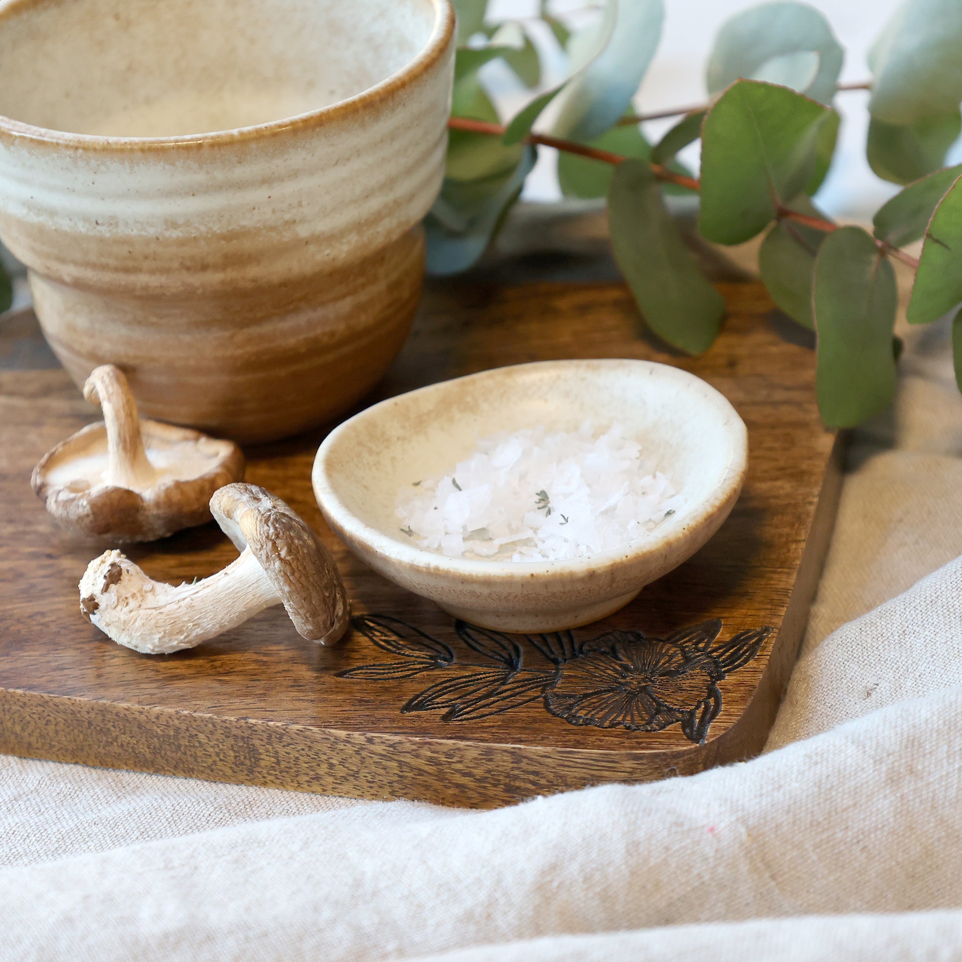 lite porselensfat latte glasert naturfarget