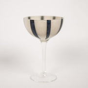 Cocktailglass Ziggy i gull og svart med dekorative striper og elegant stett til cocktails og borddekking.