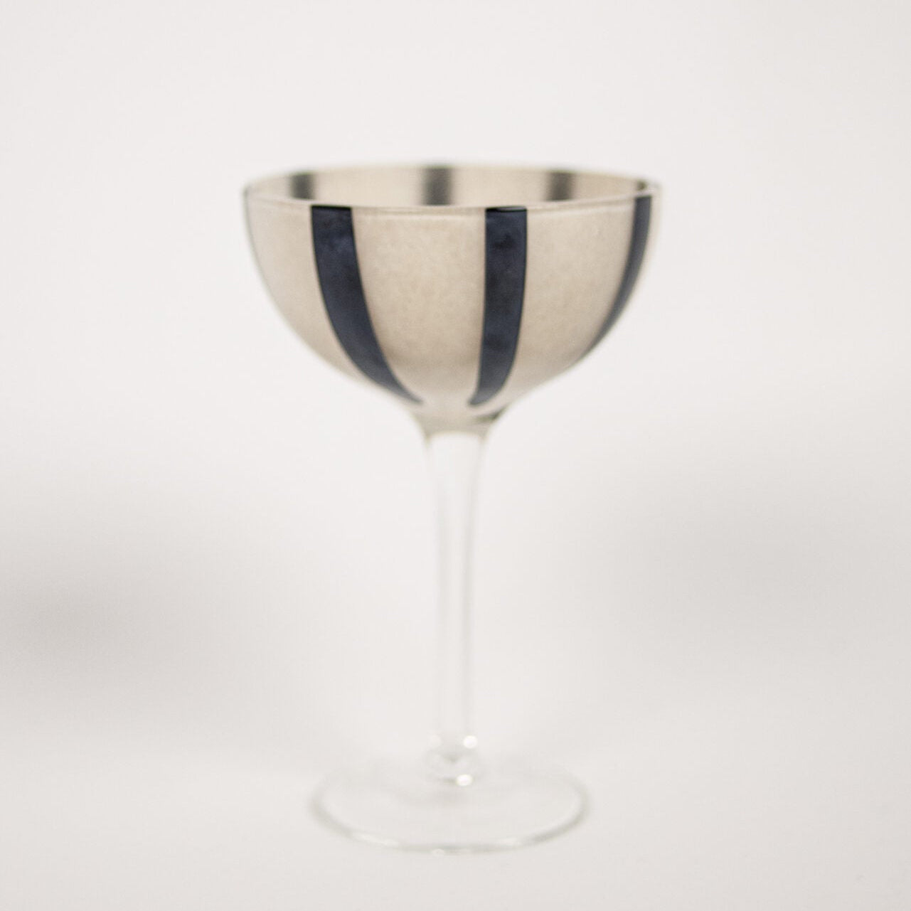 Cocktailglass Ziggy i gull og svart med dekorative striper og elegant stett til cocktails og borddekking.