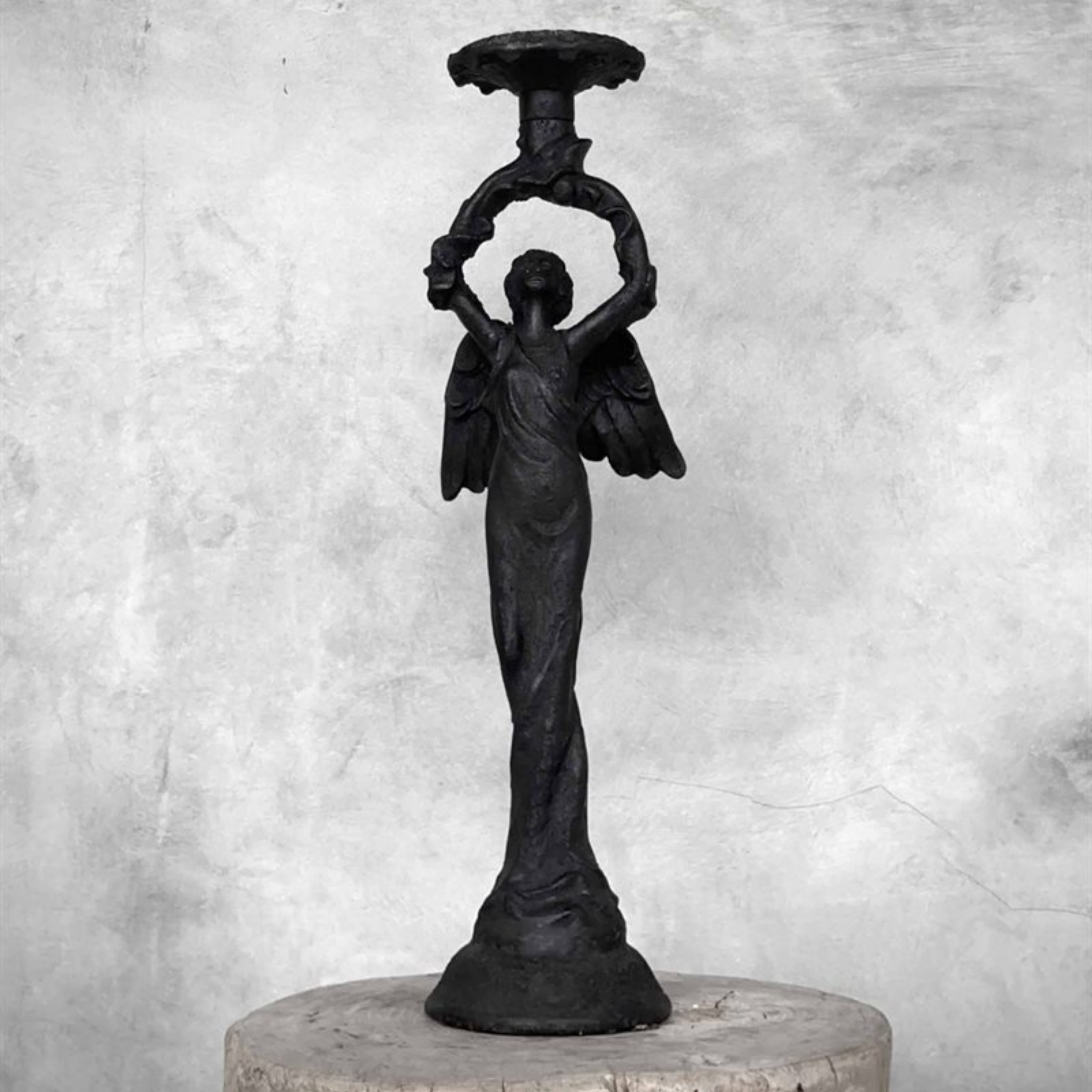 Støpejern lysestake i antikk finish med klassisk design