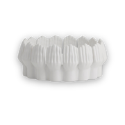 Dekorskål i hvit keramikk formet som sammensatte hender – ANISE Bowl fra HomeByGard