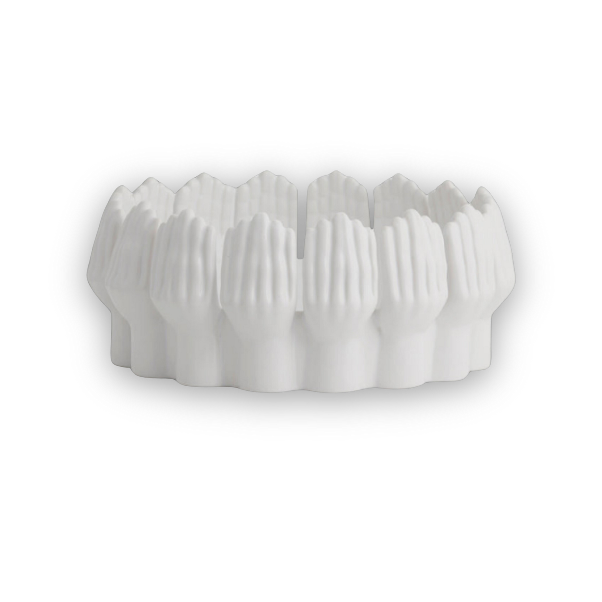 Dekorskål i hvit keramikk formet som sammensatte hender – ANISE Bowl fra HomeByGard