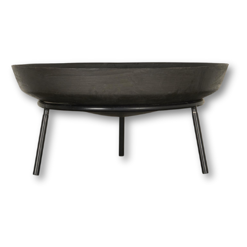 Svart bålpanne på stativ i jern – stilren utepeis til hage og terrasse.