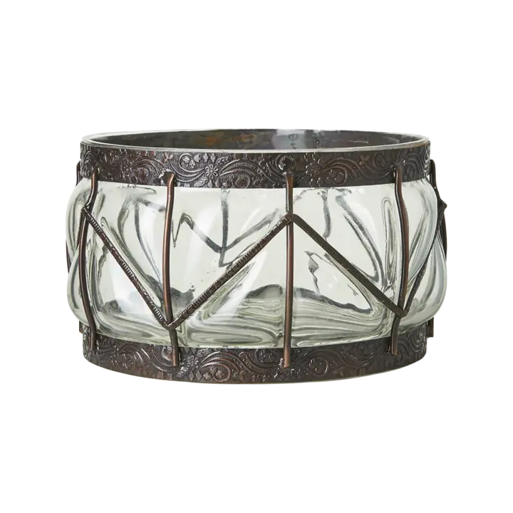 Dekorativ glassvase med metall i varme bruntoner, plassert i et lunt og stemningsfullt interiør.