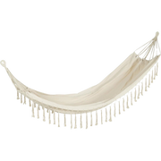 Bohemsk hengekøye i naturhvit bomull med håndknyttede dusker – myk tekstur for slow living og wabi-sabi inspirert interiør.