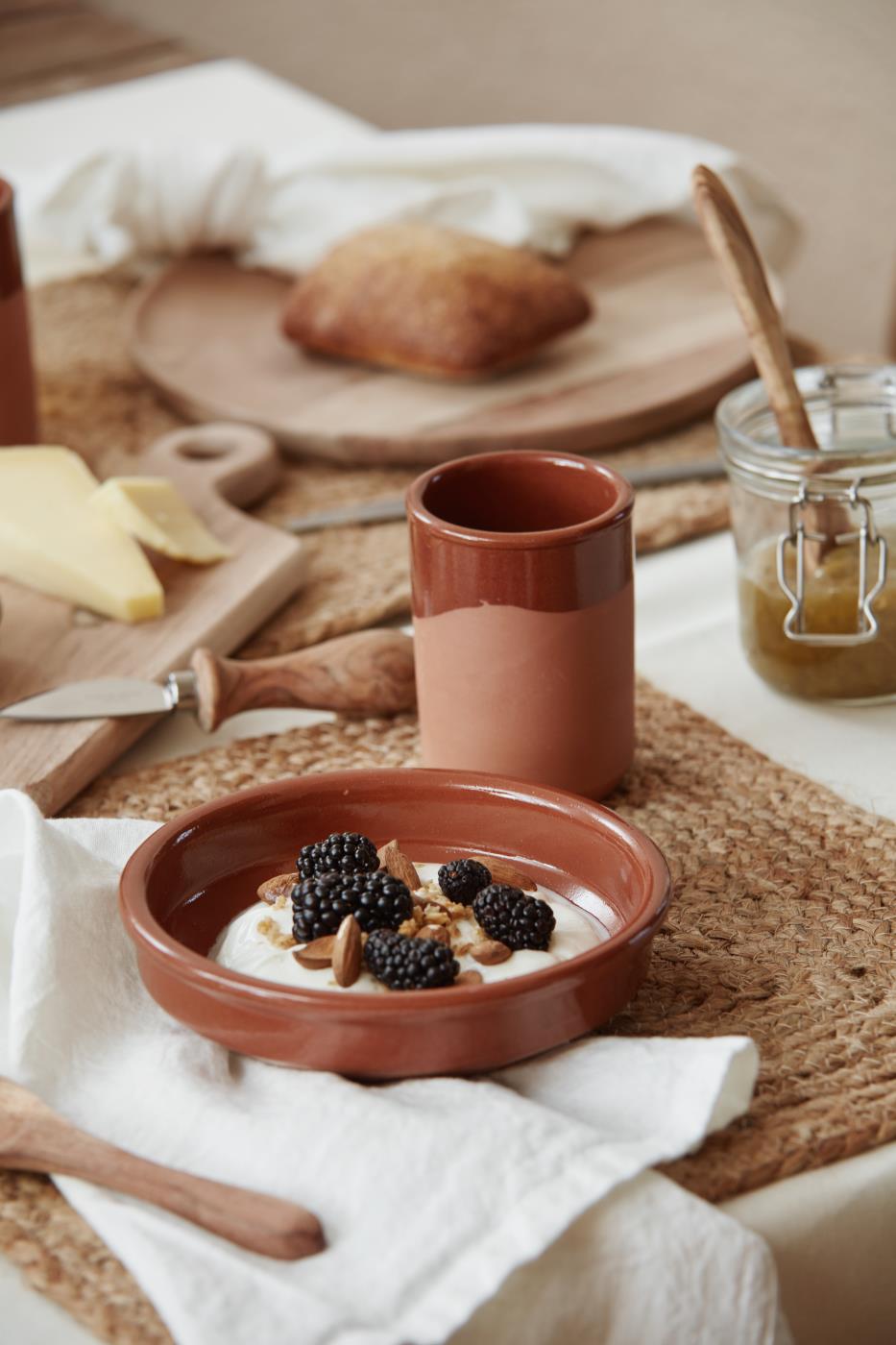 Bordbrikke i jute 35x35 cm brukt i borddekking med keramikk og lin – naturlig slow living stil.