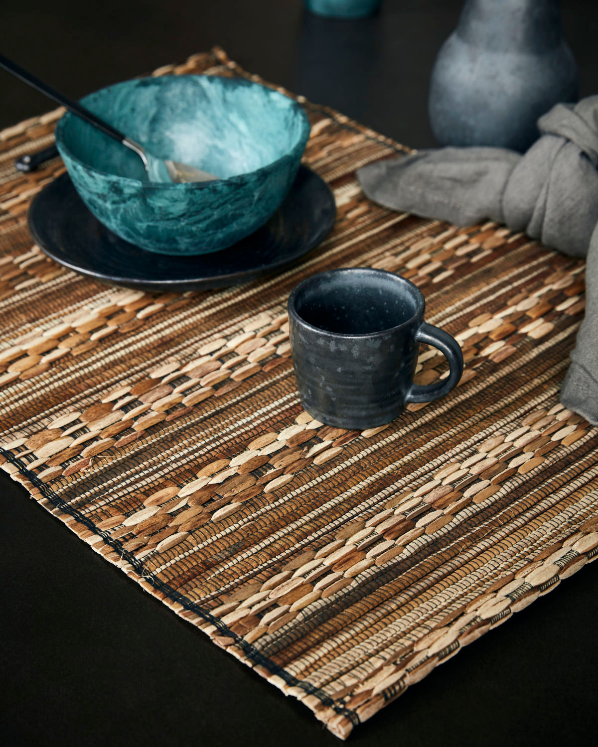 Bordbrikke Pivo i bruk – kombinert med keramikk og lin i et wabi-sabi inspirert bordmiljø.